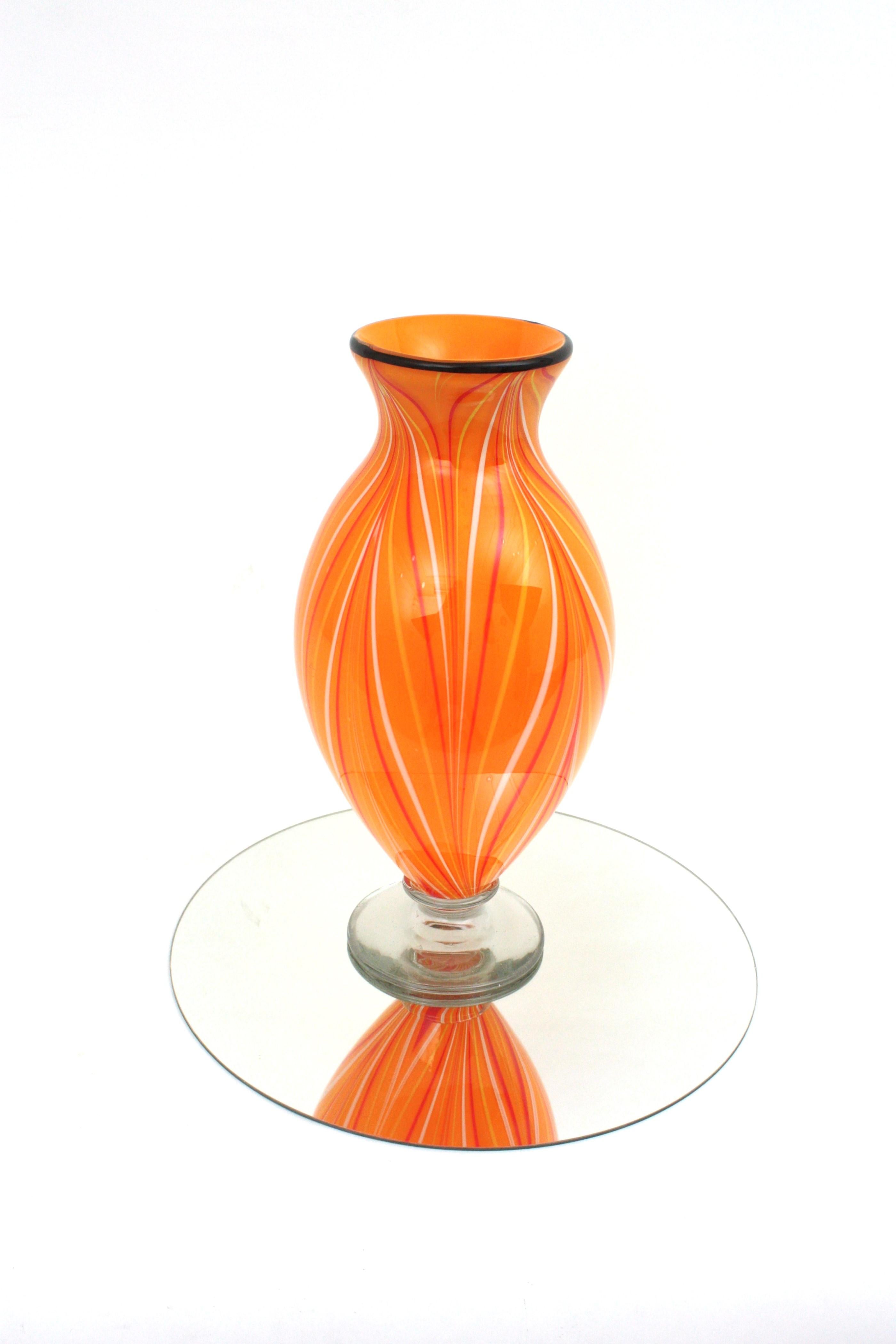 Grand vase en verre d'art de Murano rayé orange en vente 8
