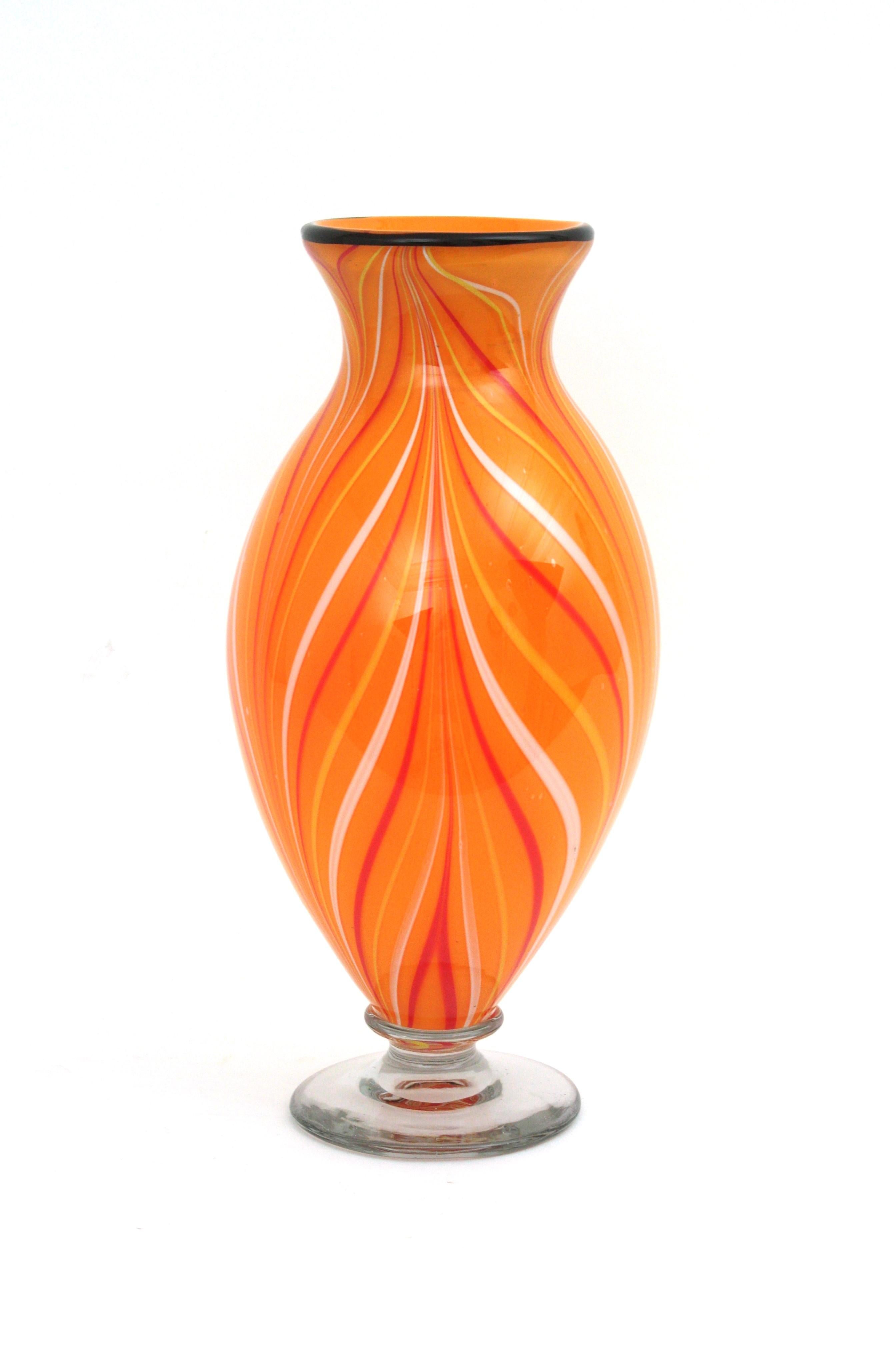 Vase à pied en verre d'art Murano à rayures, Orange, Blanc, Rouge, Jaune, Noir, Midcentury
___________________________________________________________
Vase surdimensionné en verre d'art Murano orange soufflé à la main avec des rayures multicolores,