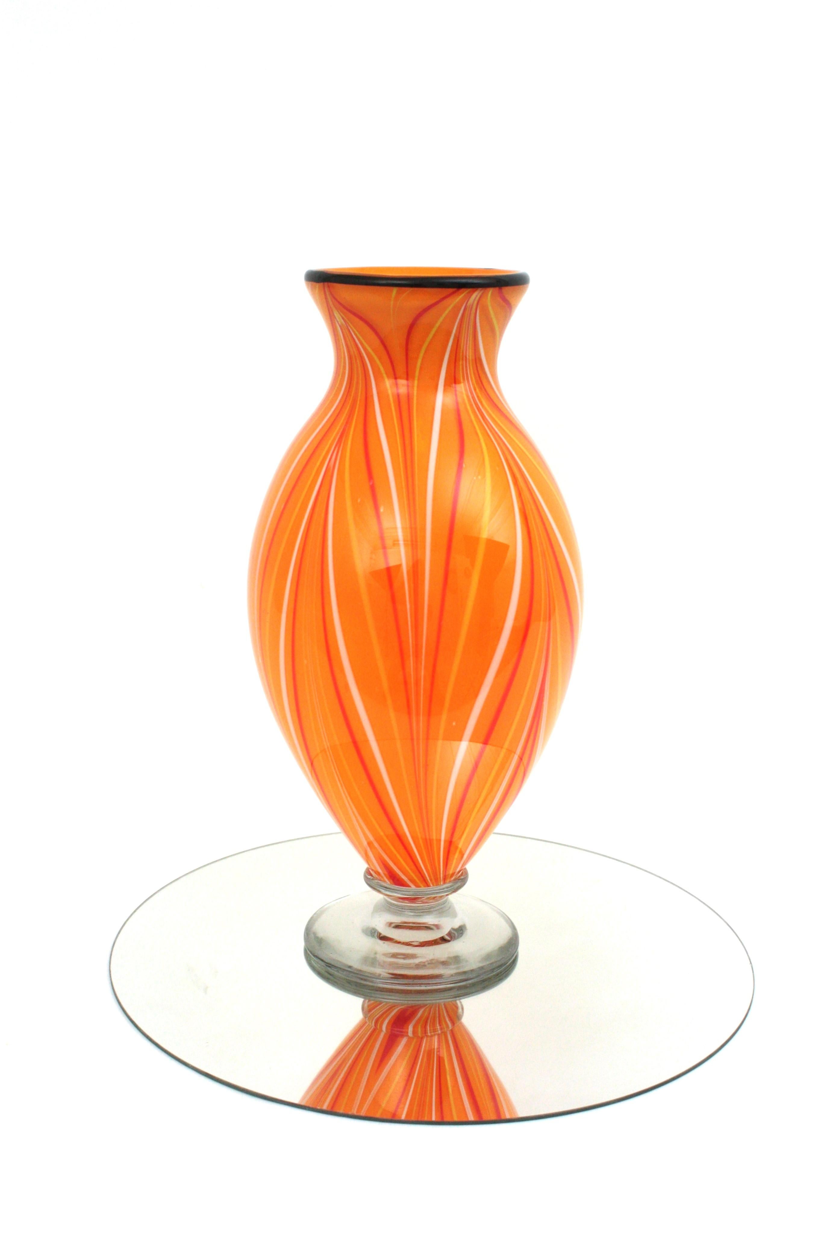 Mid-Century Modern Grand vase en verre d'art de Murano rayé orange en vente