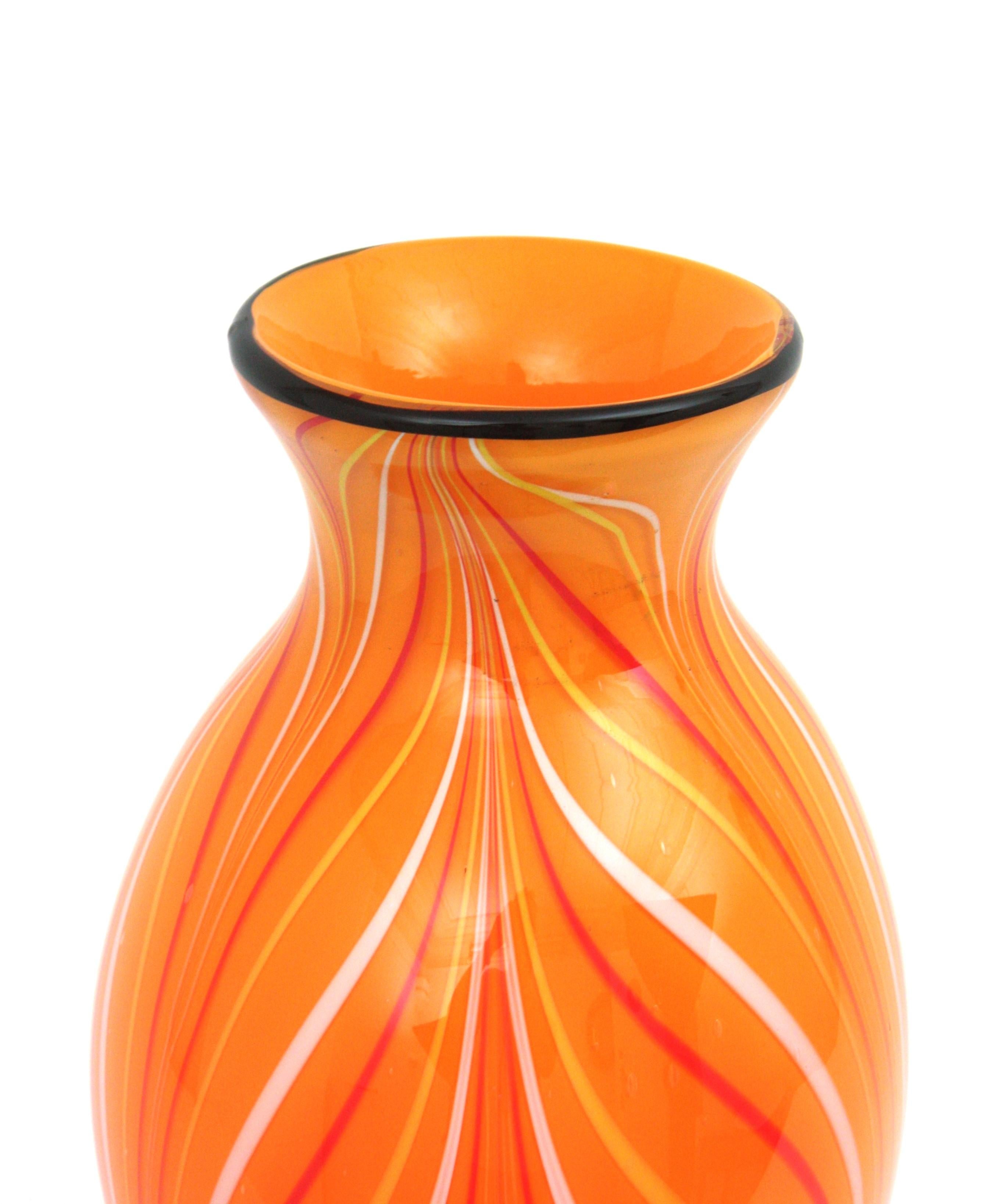 italien Grand vase en verre d'art de Murano rayé orange en vente
