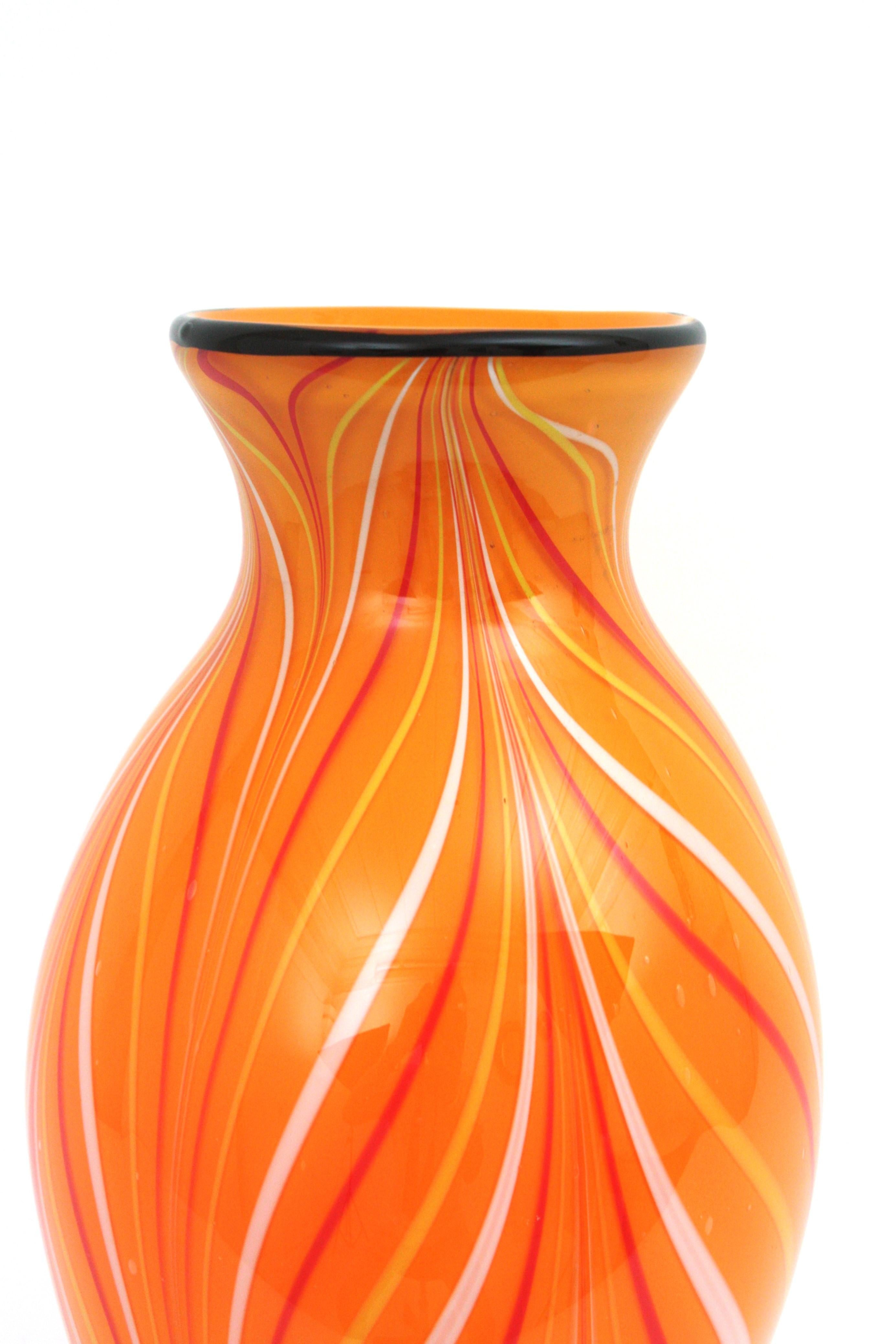 20ième siècle Grand vase en verre d'art de Murano rayé orange en vente