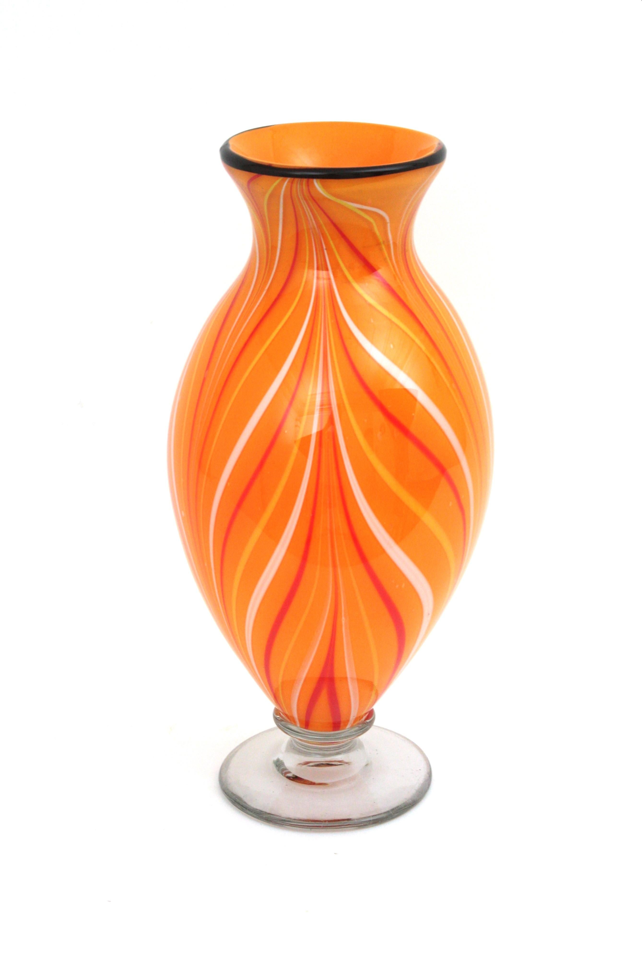 Grand vase en verre d'art de Murano rayé orange en vente 1