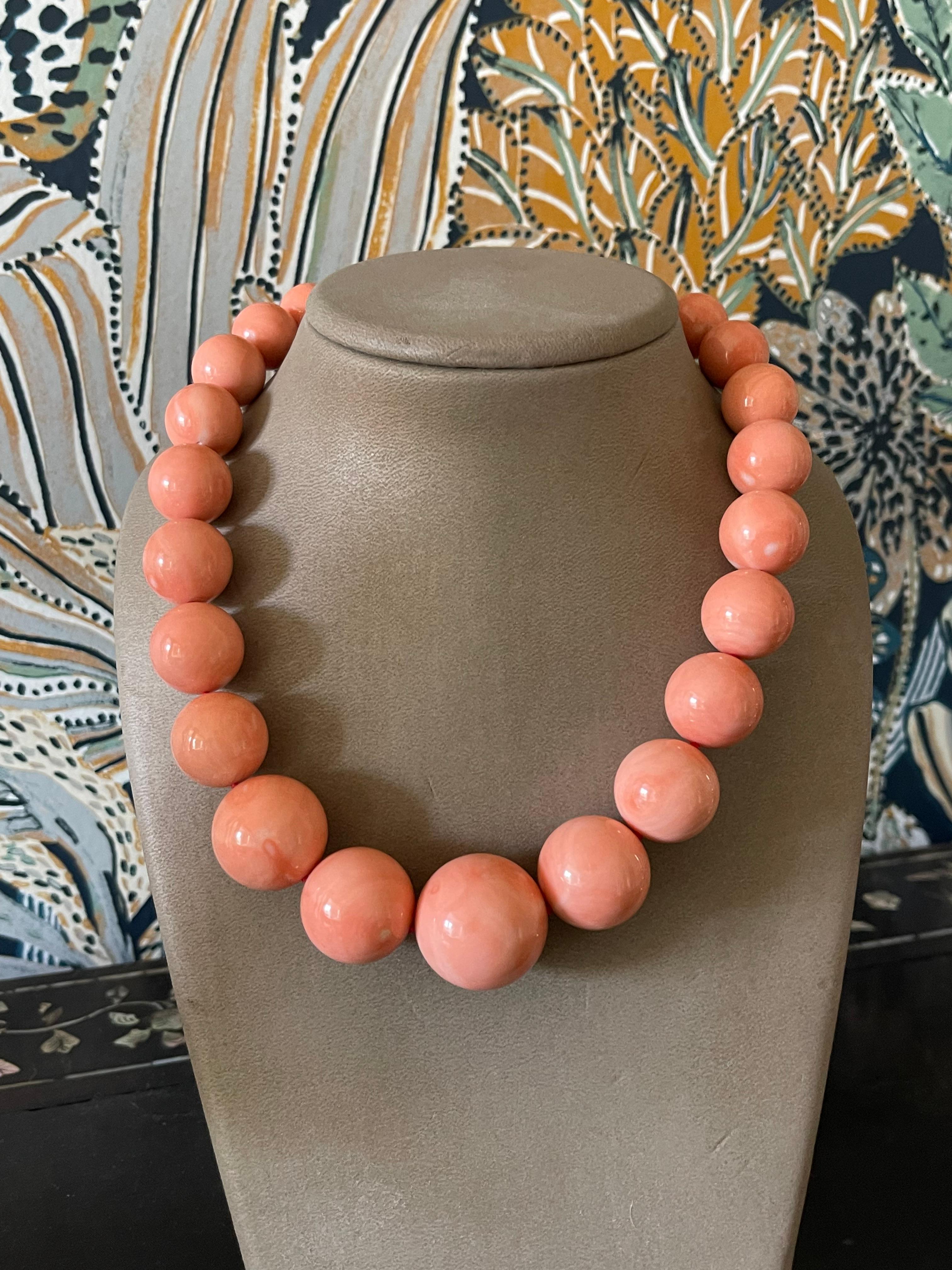 Huge orangy pink Coral bead Necklace 18 yellow Gold Diamond Clasp Sabbadini For Sale 5