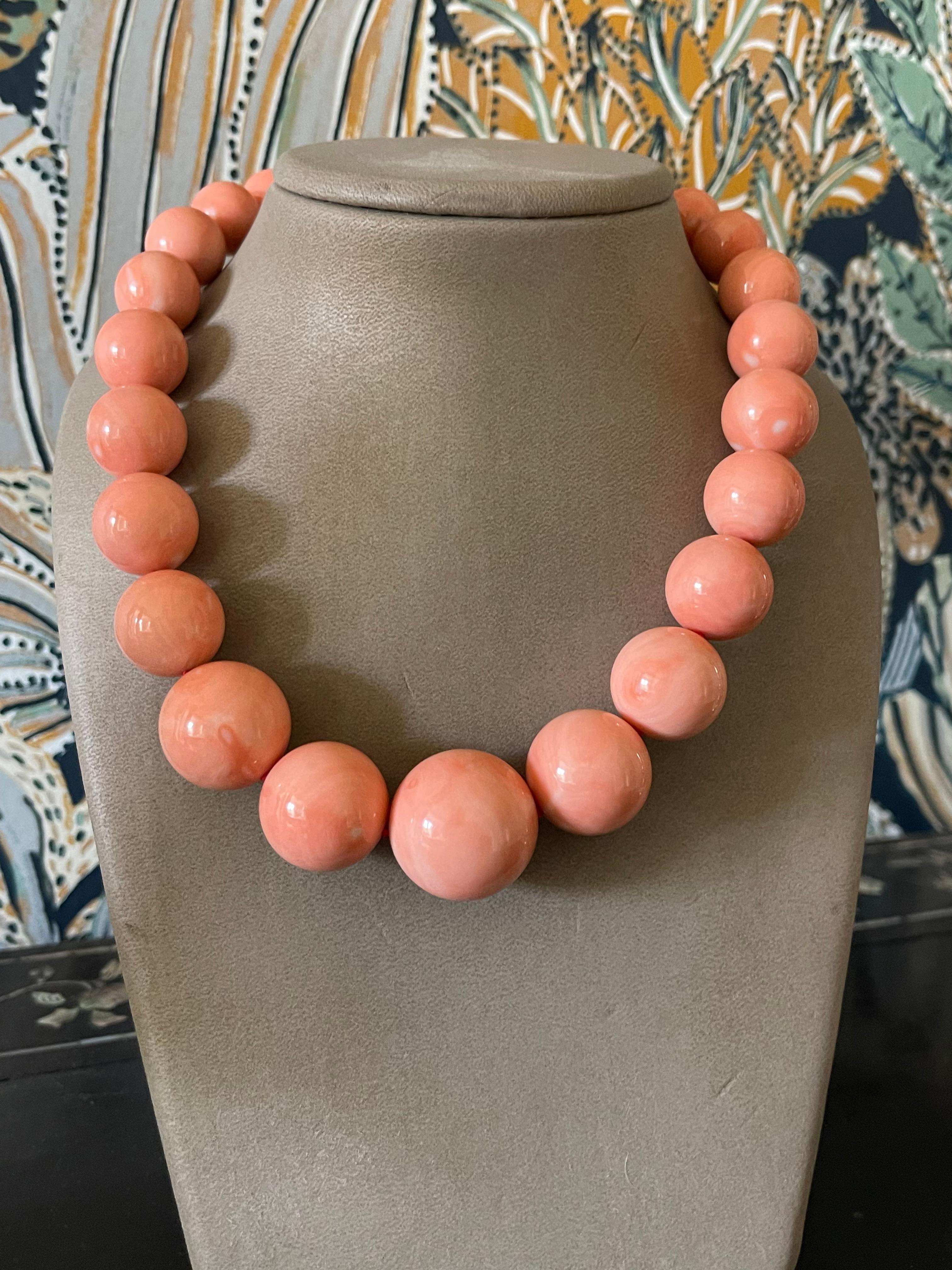 Huge orangy pink Coral bead Necklace 18 yellow Gold Diamond Clasp Sabbadini For Sale 6