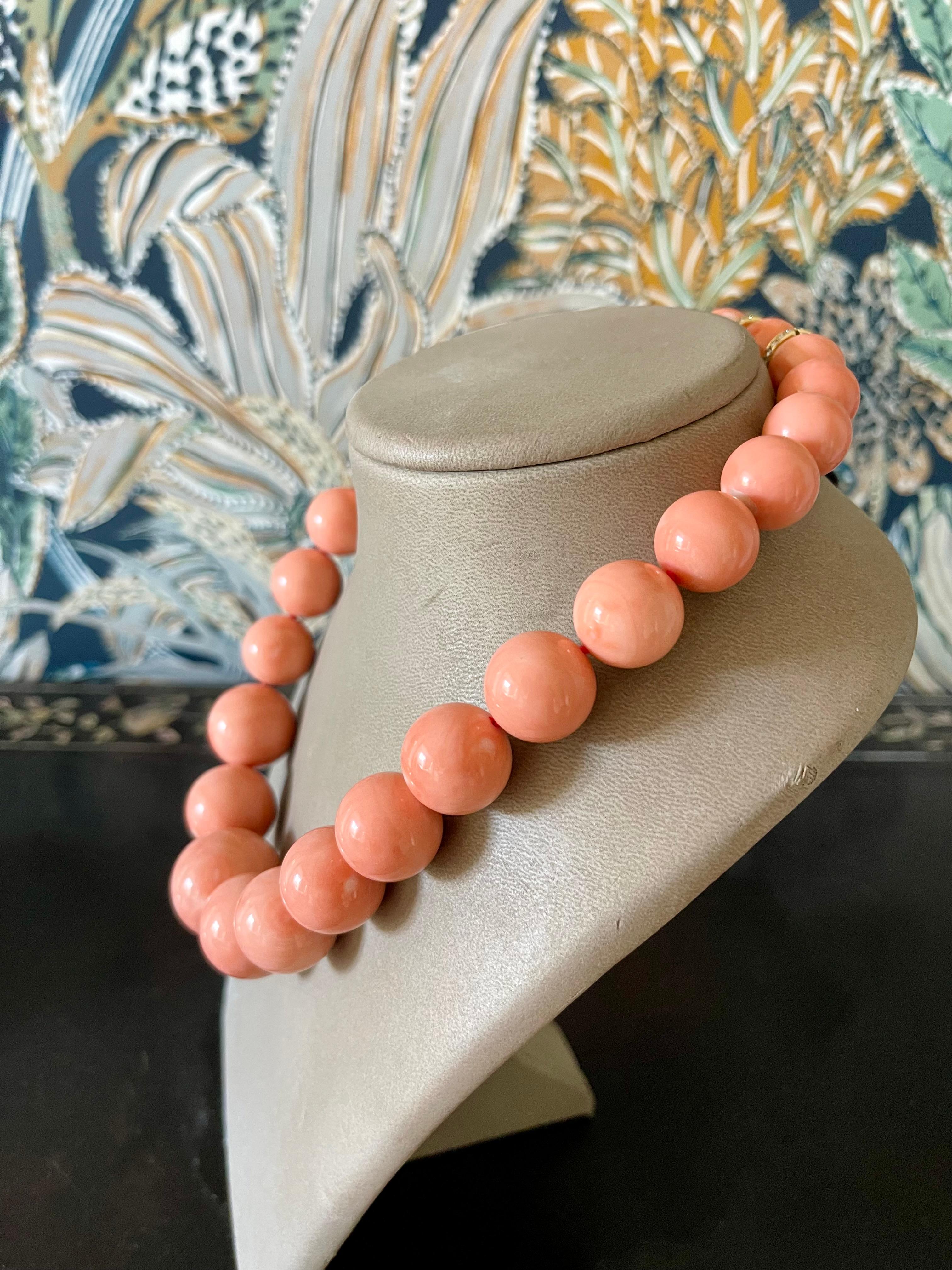 Huge orangy pink Coral bead Necklace 18 yellow Gold Diamond Clasp Sabbadini For Sale 7