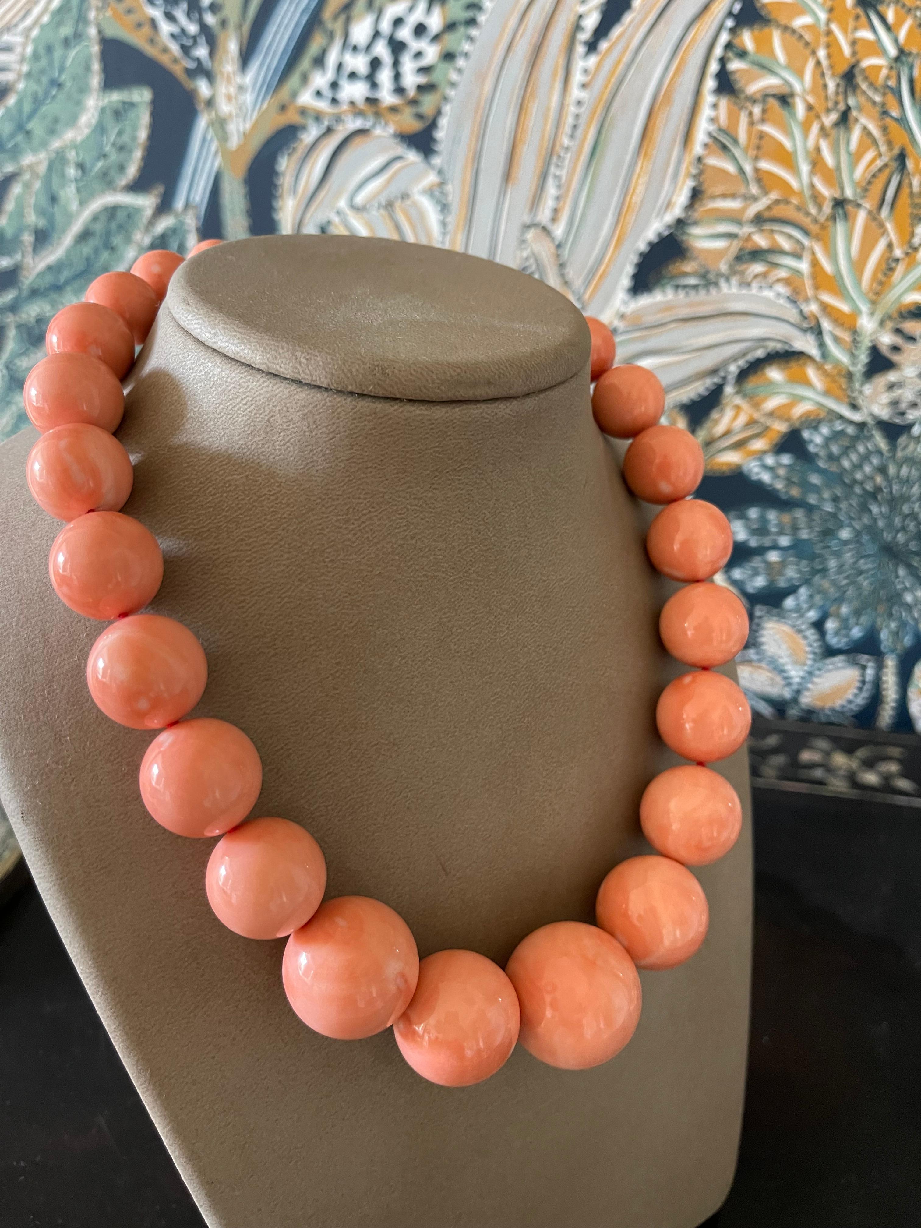 Huge orangy pink Coral bead Necklace 18 yellow Gold Diamond Clasp Sabbadini For Sale 8