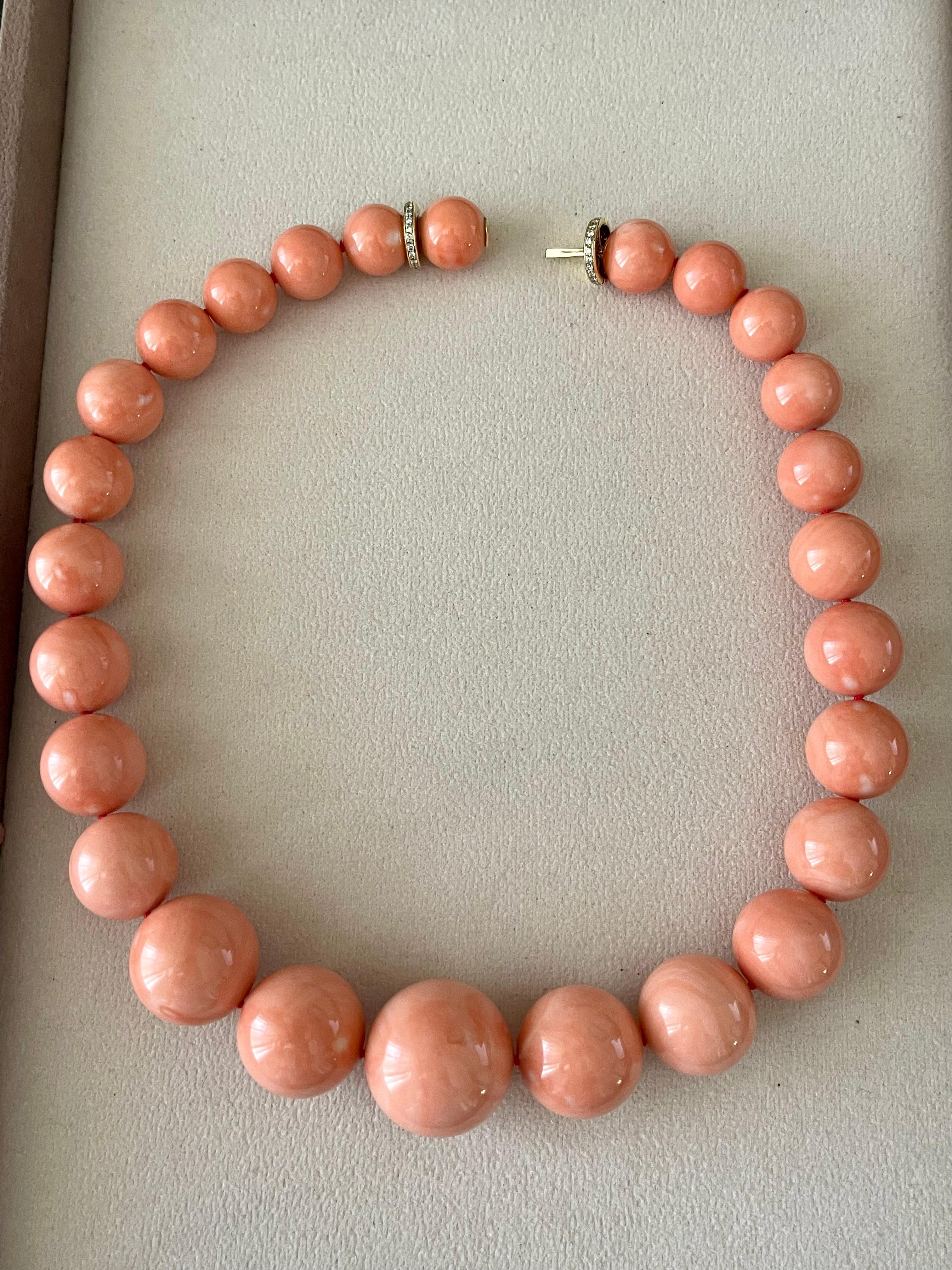 Brilliant Cut Huge orangy pink Coral bead Necklace 18 yellow Gold Diamond Clasp Sabbadini For Sale