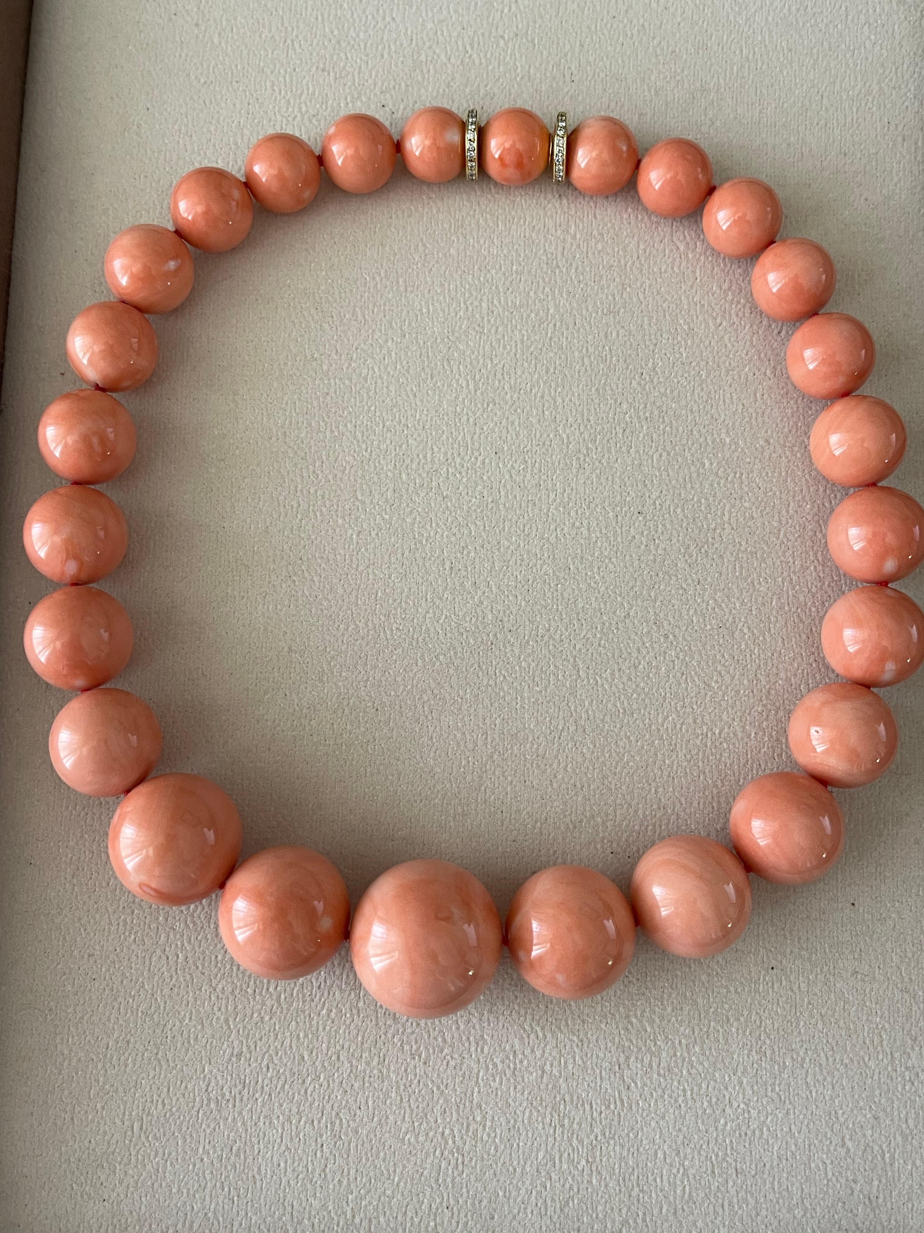 Huge orangy pink Coral bead Necklace 18 yellow Gold Diamond Clasp Sabbadini In Excellent Condition For Sale In Zurich, Zollstrasse
