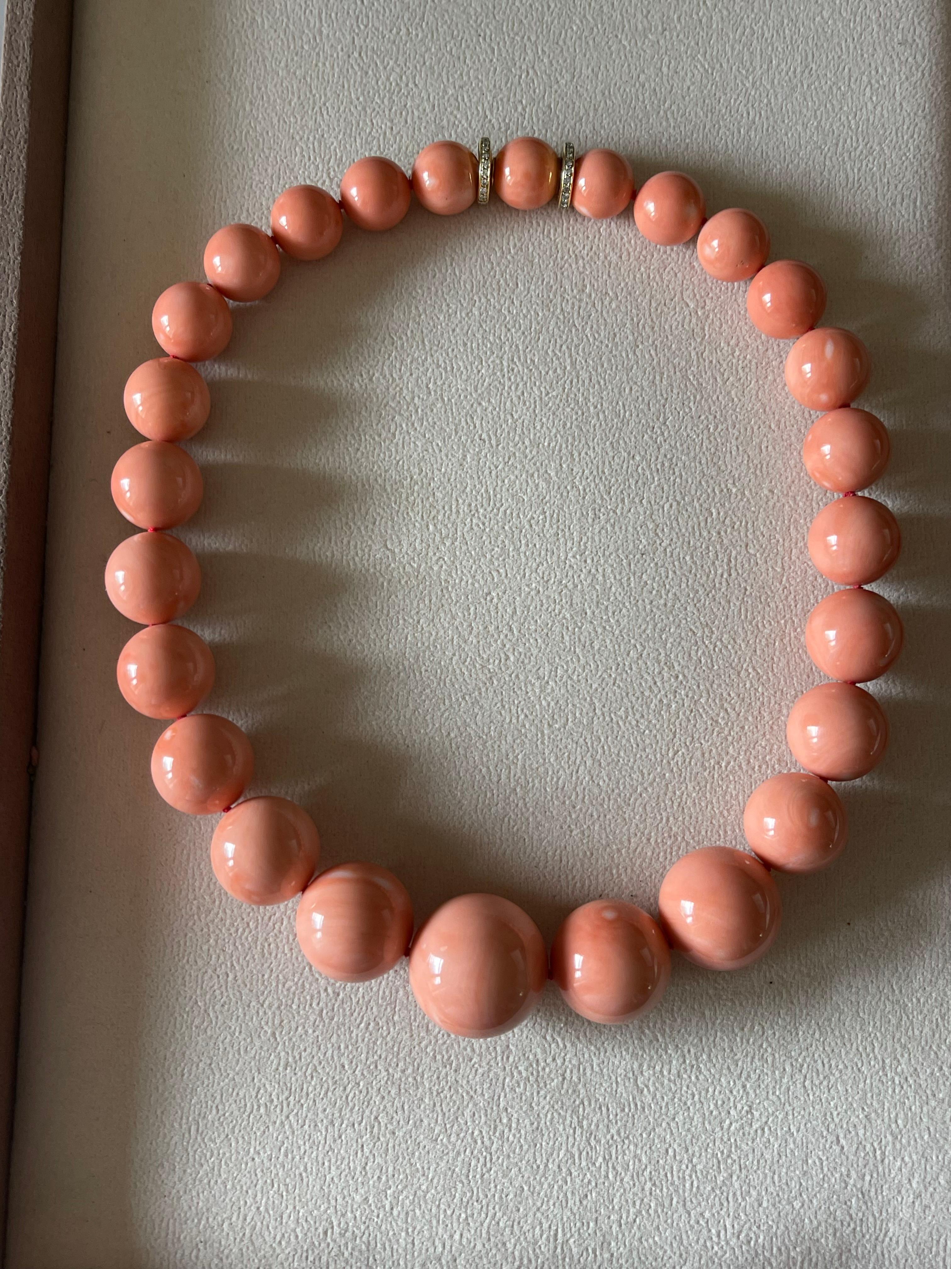 Huge orangy pink Coral bead Necklace 18 yellow Gold Diamond Clasp Sabbadini For Sale 2