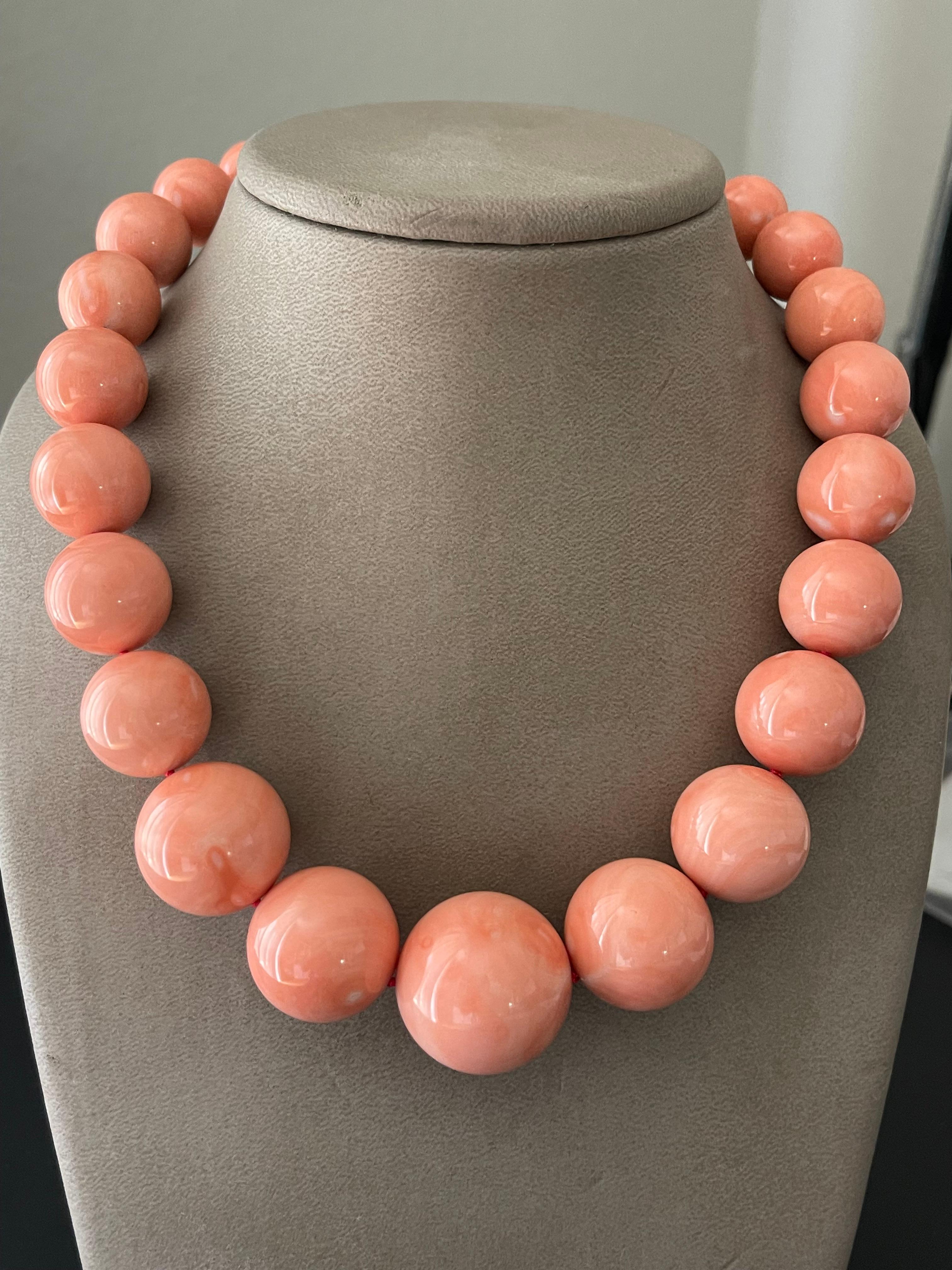 Huge orangy pink Coral bead Necklace 18 yellow Gold Diamond Clasp Sabbadini For Sale 3