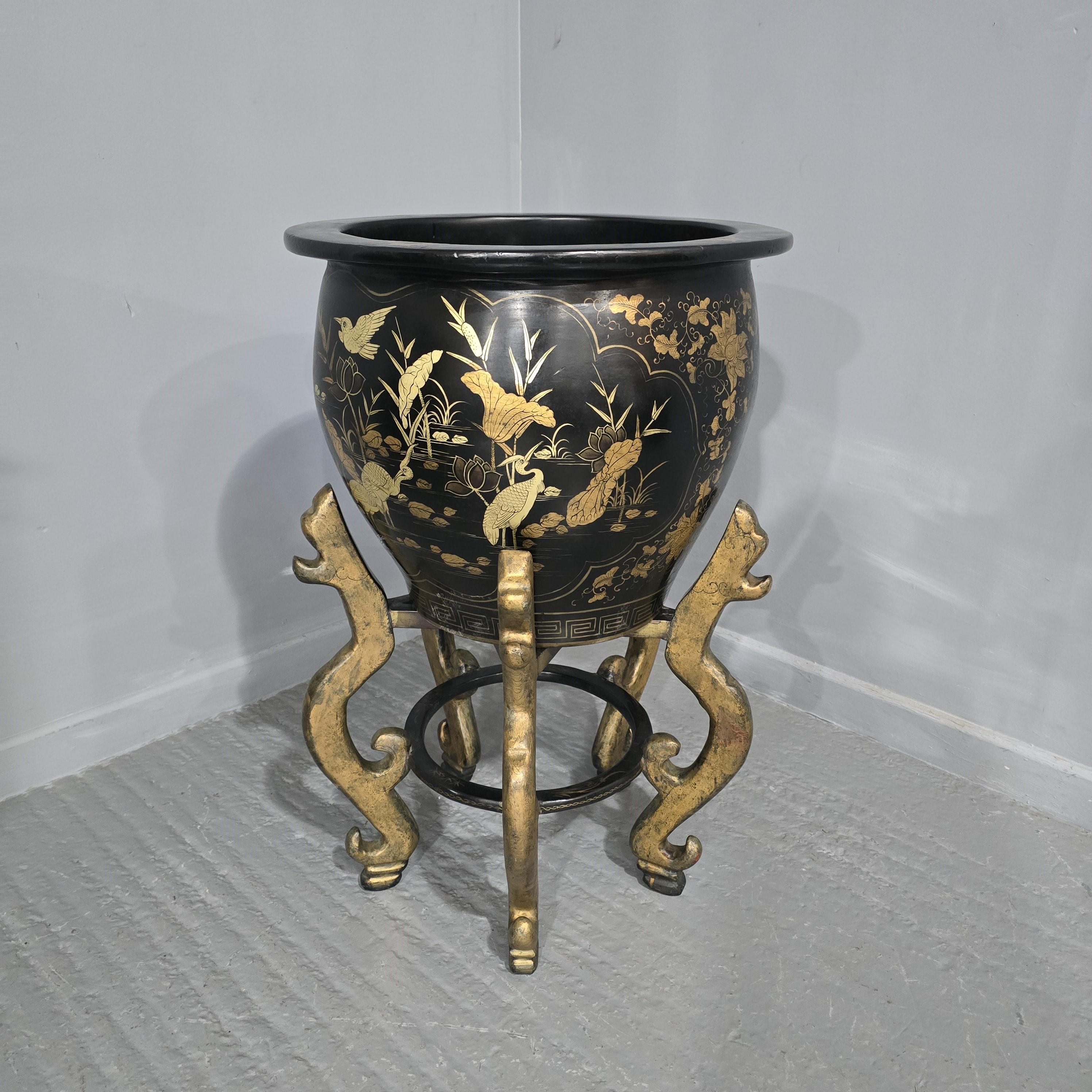 Eine prächtige und beeindruckende orientalische Pappmaché-Jardinere auf Originalständer, vergoldete Bemalung, in ausgezeichnetem Originalzustand.

36