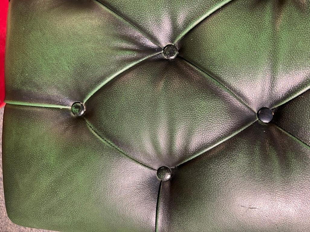 Grand pouf original Chesterfield en cuir vert teint à la main en vente 4