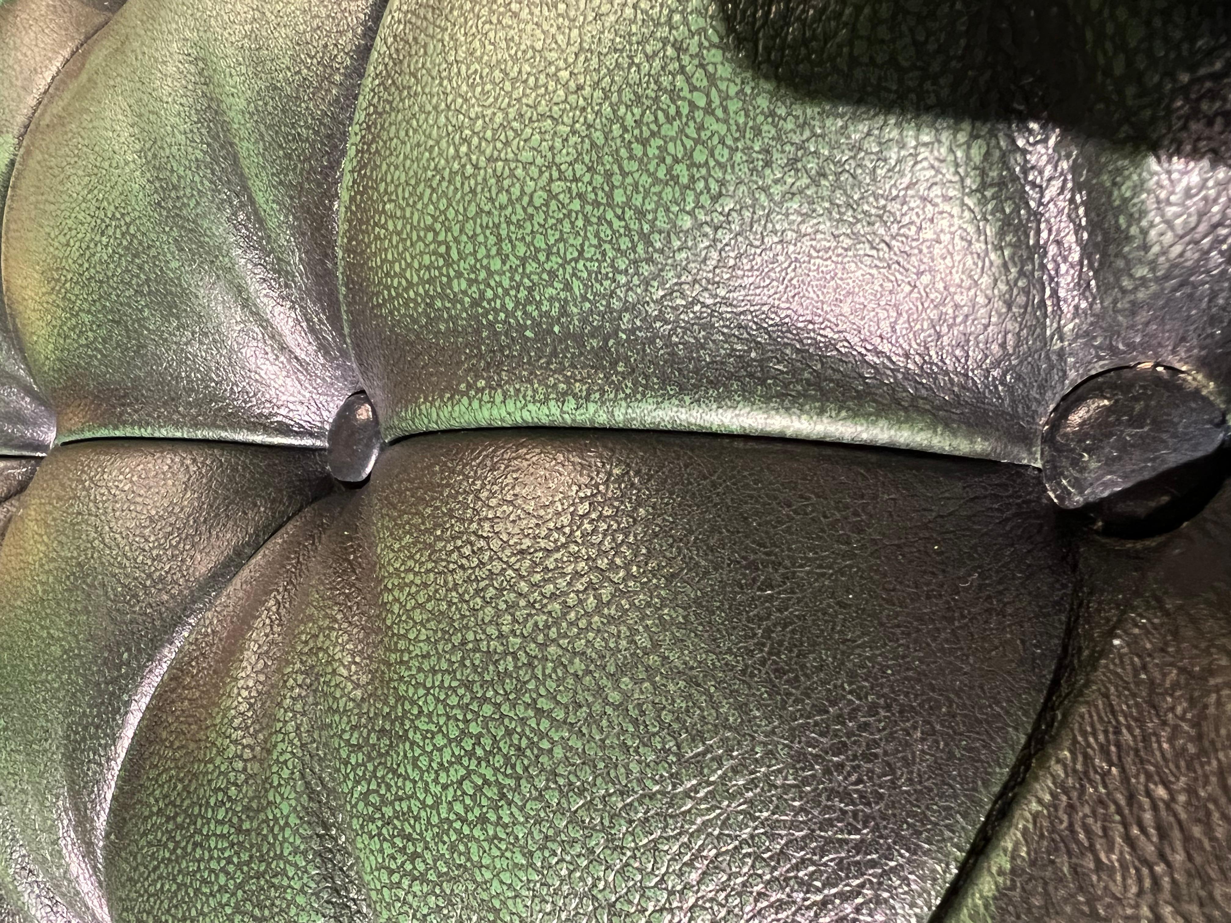 Grand repose-pieds original vert Chesterfield en cuir teint à la main en vente 5