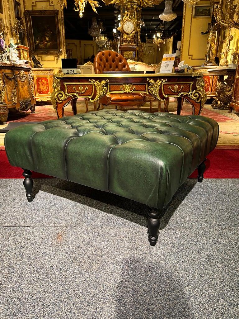 Nous sommes ravis d'offrir à la vente ce très rare et grand pouf original en cuir vert de Chesterfield. Un très beau tabouret rare et de collection, selon la disposition des sièges, il pourrait facilement accueillir 8 paires de pieds. Le cuir a été