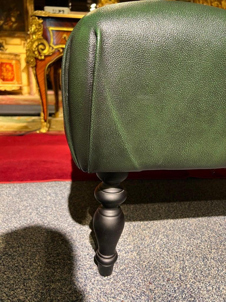 Anglais Grand pouf original Chesterfield en cuir vert teint à la main en vente