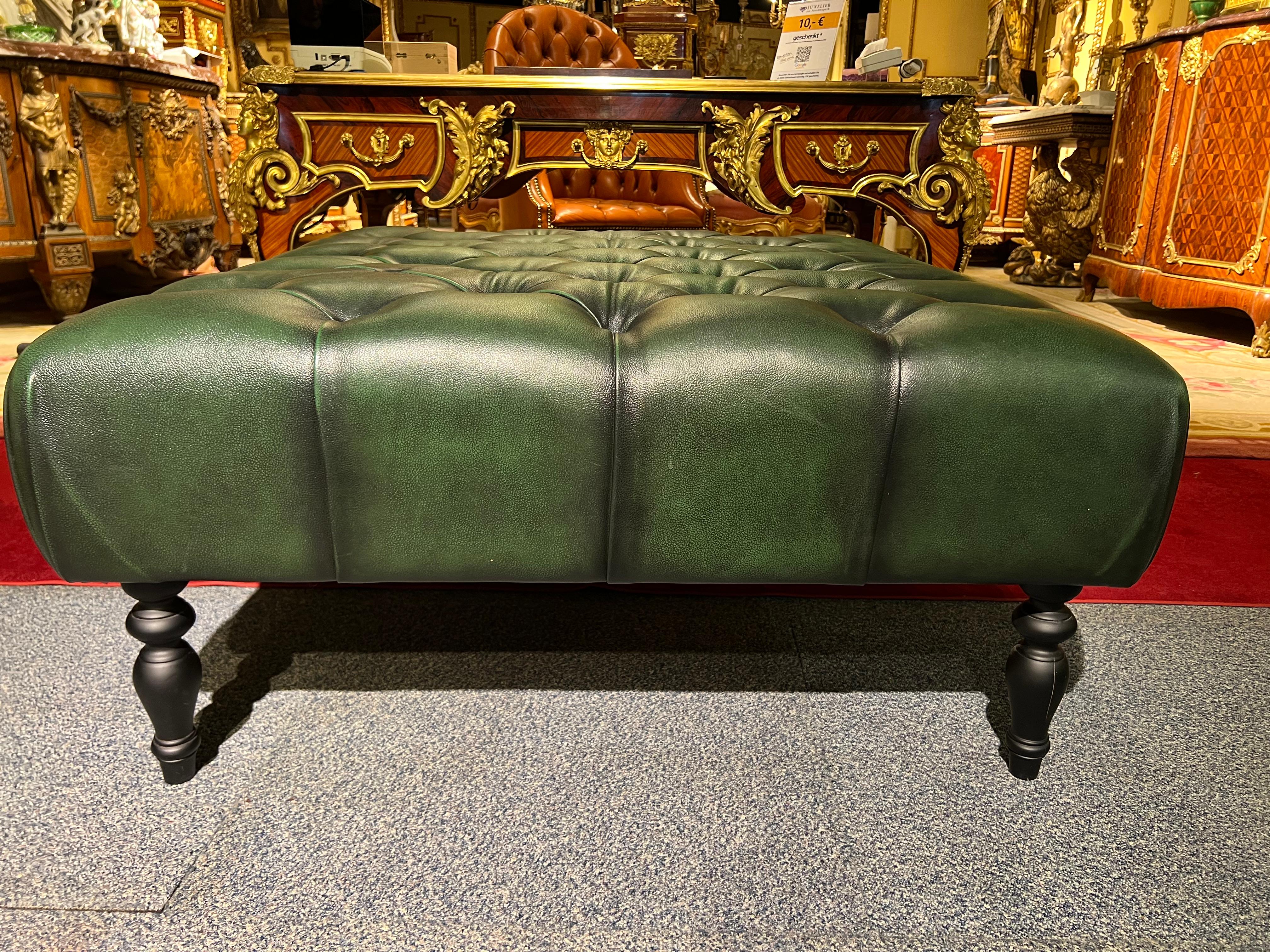20ième siècle Grand repose-pieds original vert Chesterfield en cuir teint à la main en vente