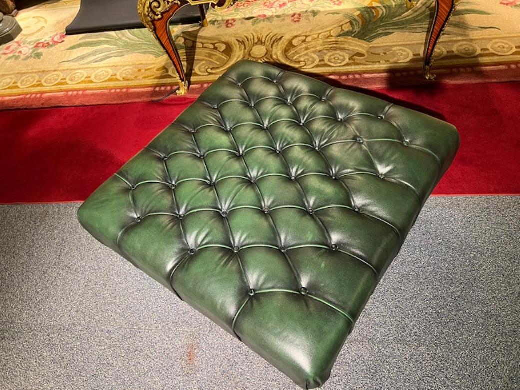 Cuir Grand pouf original Chesterfield en cuir vert teint à la main en vente