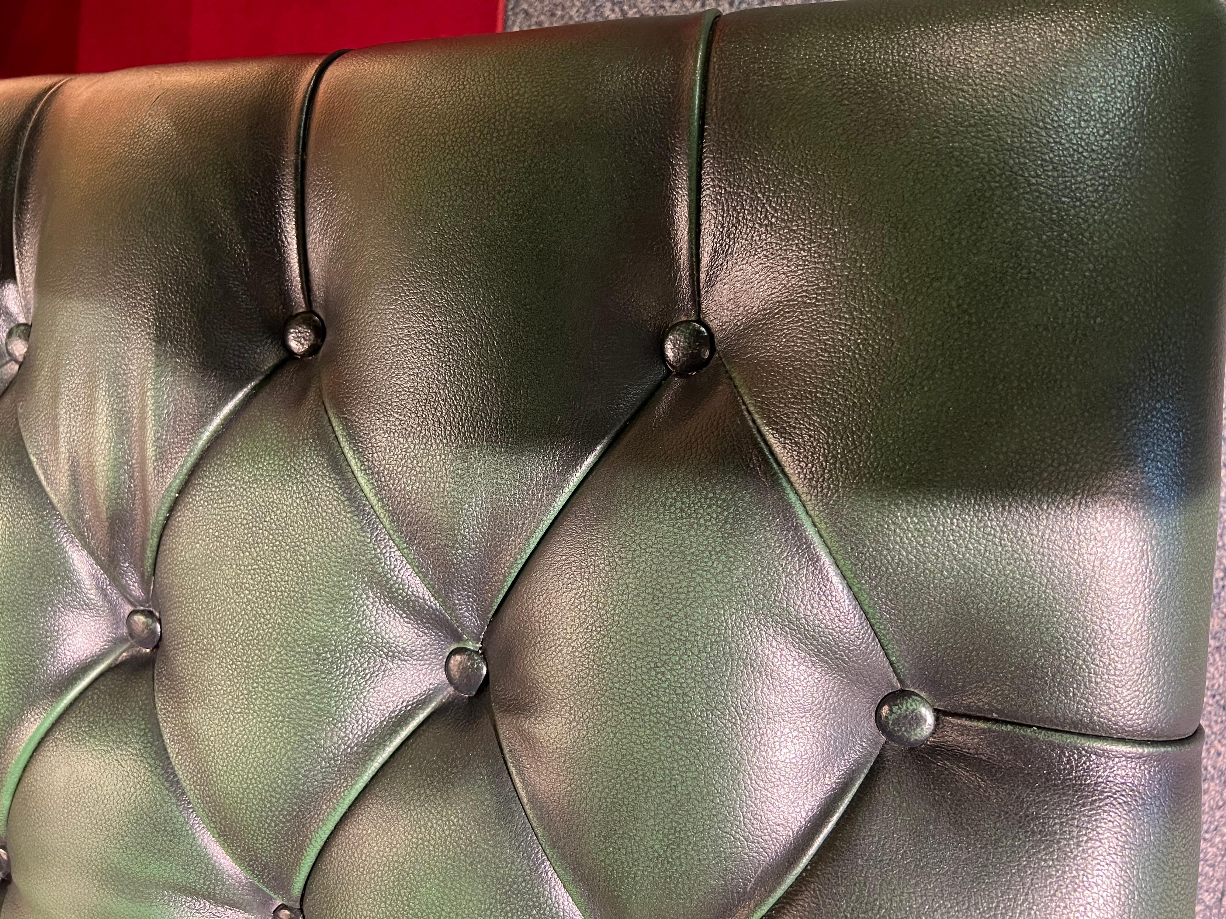 Huge Original Green Chesterfield Hand Dyed Green Leather Footstool In Good Condition For Sale In Berlin, DE