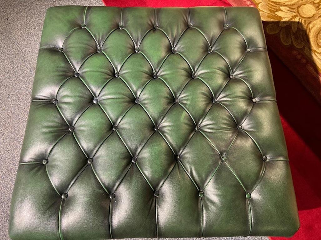 Grand pouf original Chesterfield en cuir vert teint à la main en vente 1