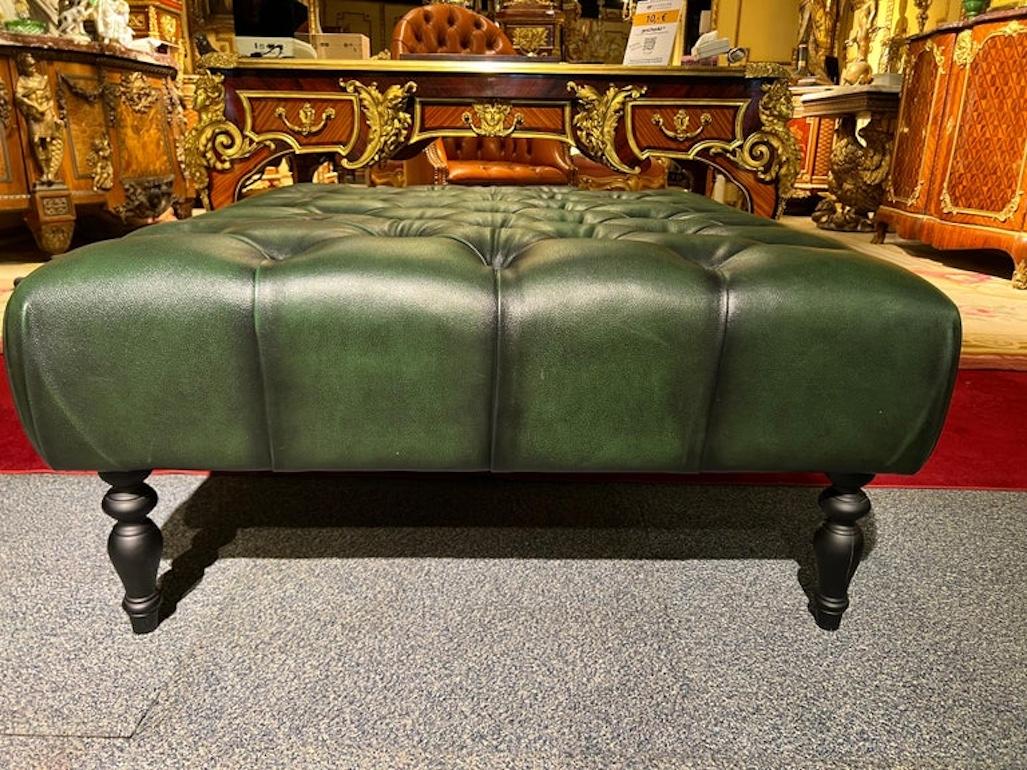 Grand pouf original Chesterfield en cuir vert teint à la main en vente 2