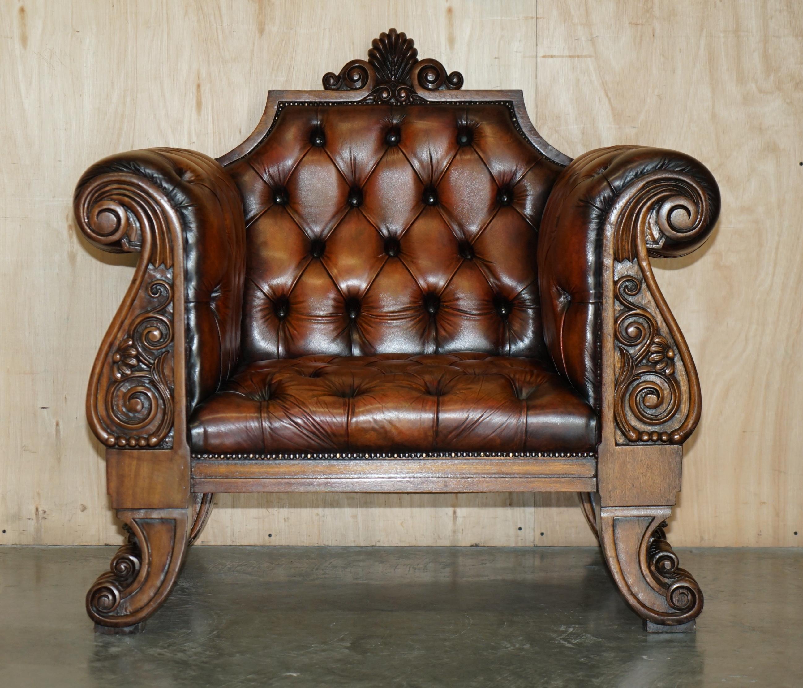 Royal House Antiques

The House of Antiques a le plaisir d'offrir à la vente ce fauteuil exceptionnellement rare, fait sur mesure et entièrement restauré vers 1900-1920 en cuir Chesterfield brun cigare, teinté à la main, pour un roi ou une reine.