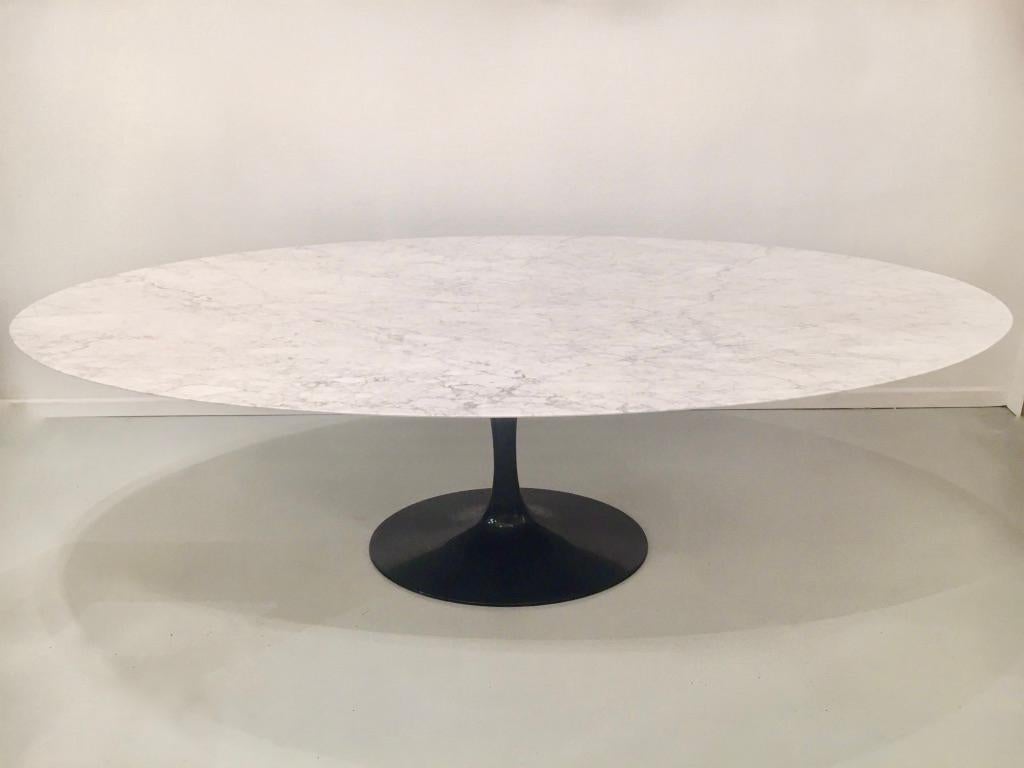 Huge oval Carrara marble dining table by Eero Saarinen produced by Knoll ca. 2000s
Carrara marble, satin finish, black cast aluminum base
Manufacturer label
Perfect condition
Measures: L 244 x D 137 x H 72 cm
For 8 people.
   
