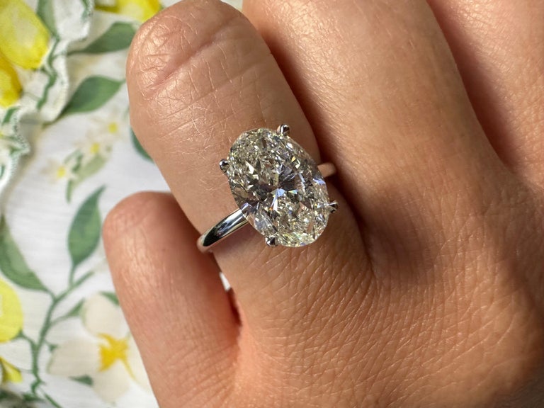 Grande bague de fiançailles avec diamant ovale de 3,01 carats