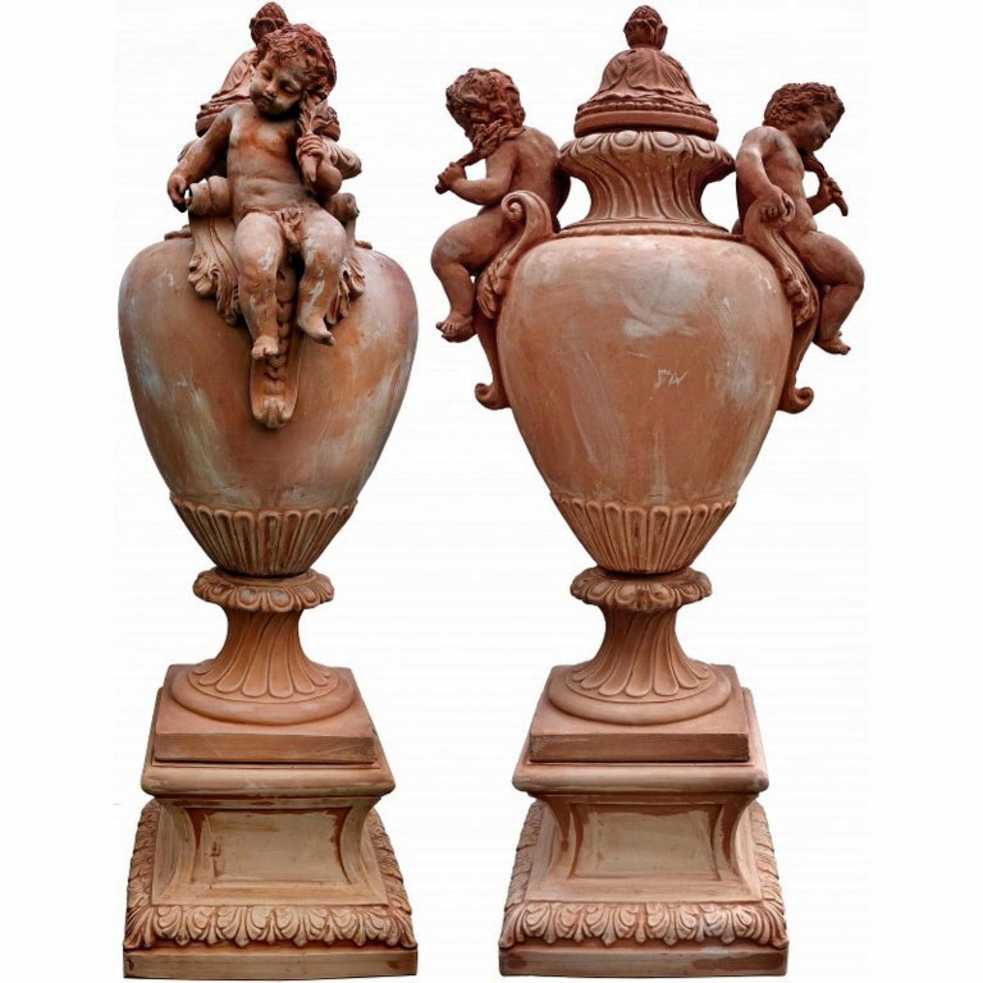 Énormes vases baroques avec putti - terre cuite de L'Impruneta fin 19e / 20e siècle.

Grands vases baroques avec socles pour une hauteur maximale (socles compris) de 154 cm.
Les deux putti sont magnifiques, leur finition est parfaite. Ce pot