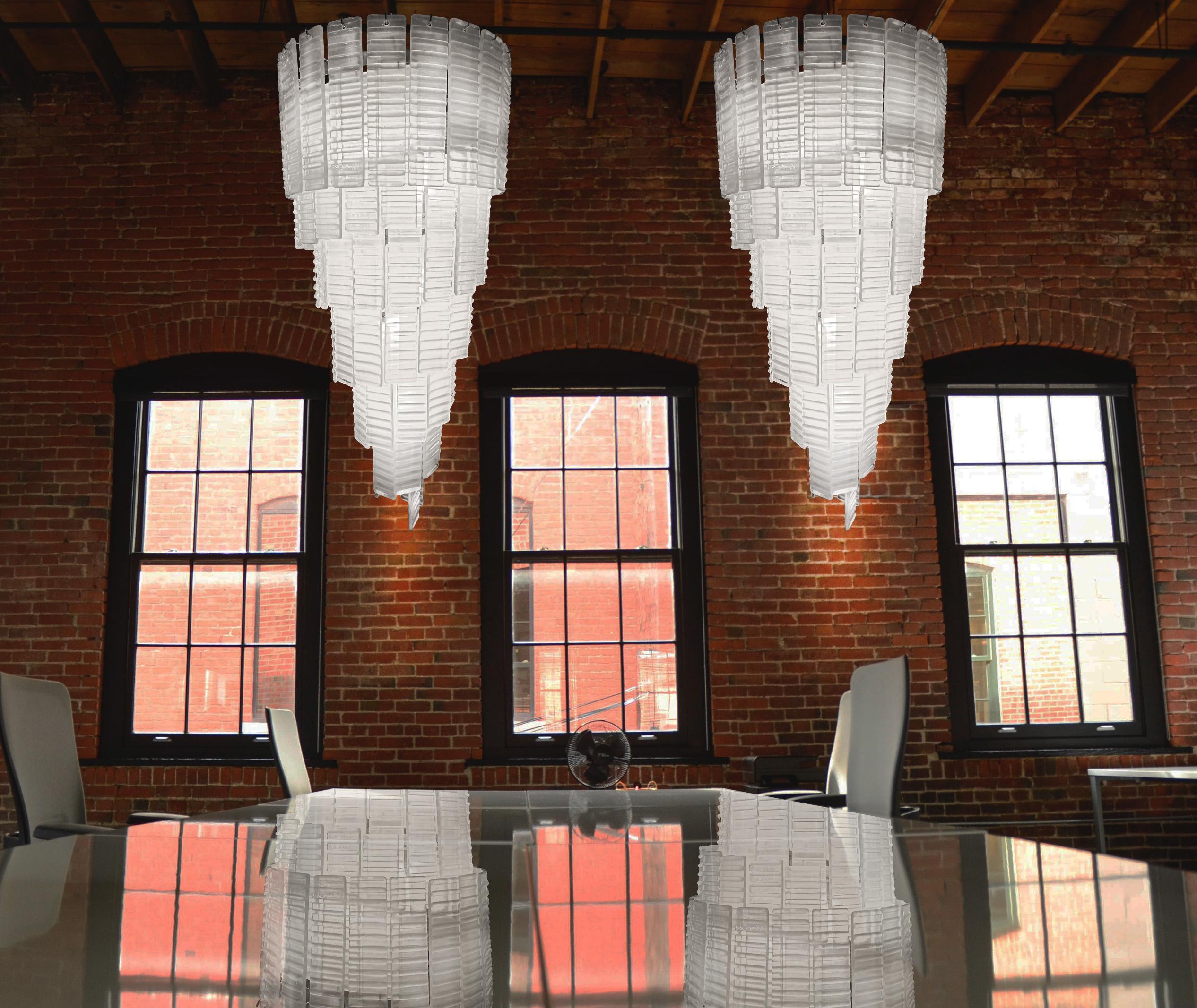 Fantastico lampadario vintage di Murano realizzato con 83 lastre di vetro smerigliato di Murano in una struttura metallica in nichel. La forma di questo lampadario è a spirale.
Periodo: Fine del XX secolo
Dimensioni: 75,60 pollici di altezza (195