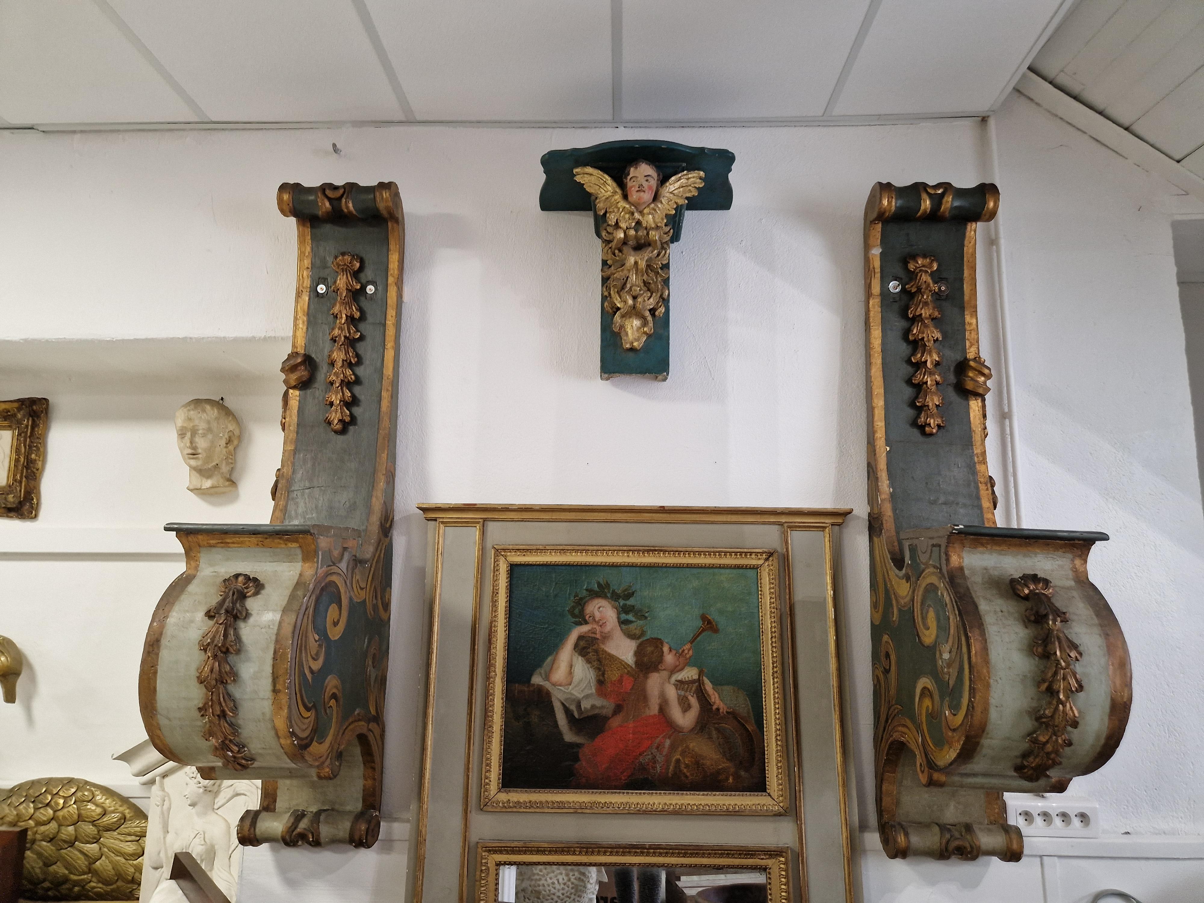 Questa eccezionale coppia di mensole italiane del XVIII secolo trasuda eleganza e grandezza. L'intricato design e la maestria di queste mensole sono una testimonianza dello stile barocco, che era in auge durante l'epoca di Luigi XVI (1774 -92). Le