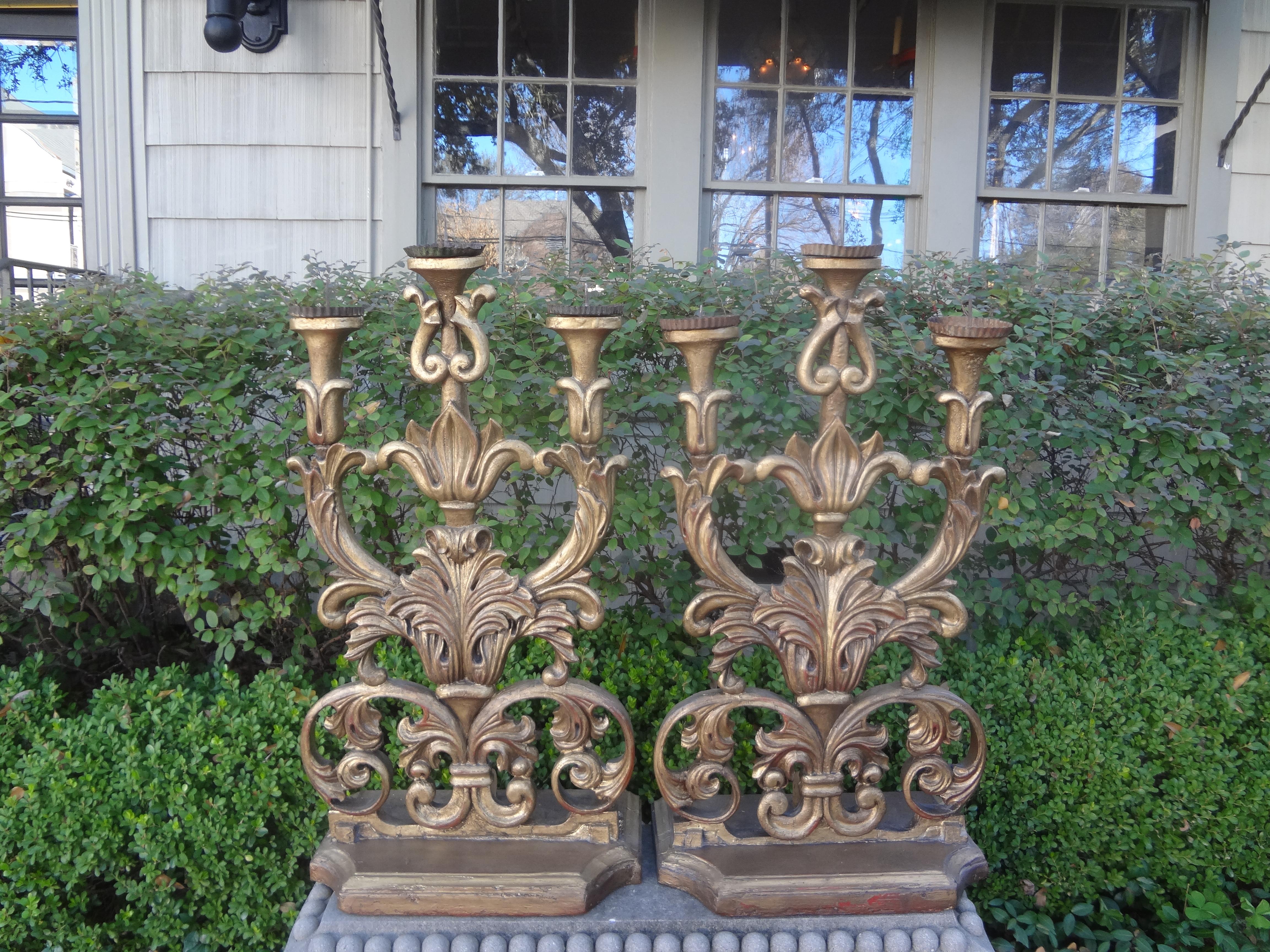 Baroque Grande paire de candélabres d'autel baroques italiens du 18ème siècle en bois doré en vente