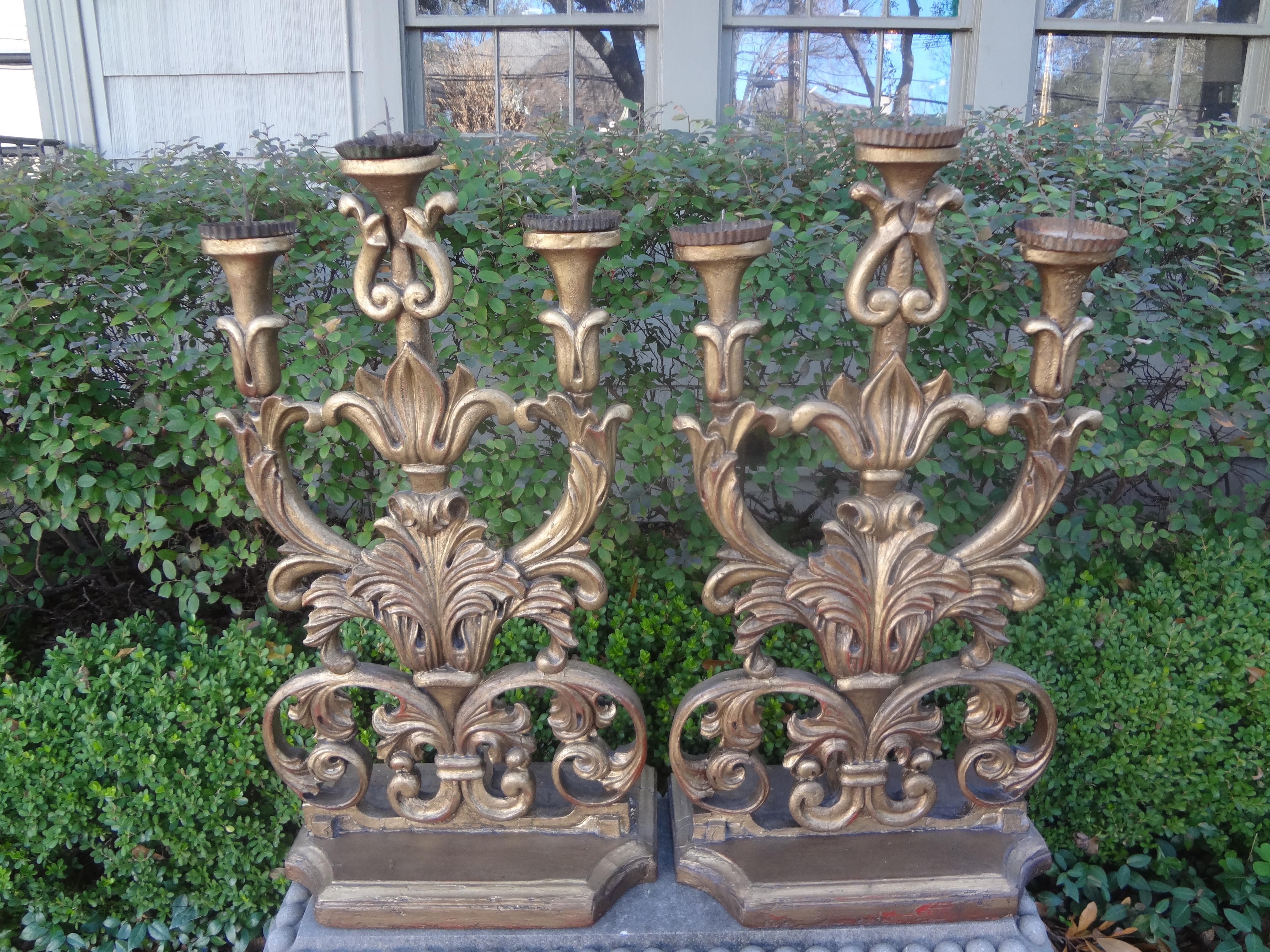 Grande paire de candélabres d'autel baroques italiens du 18ème siècle en bois doré Bon état - En vente à Houston, TX