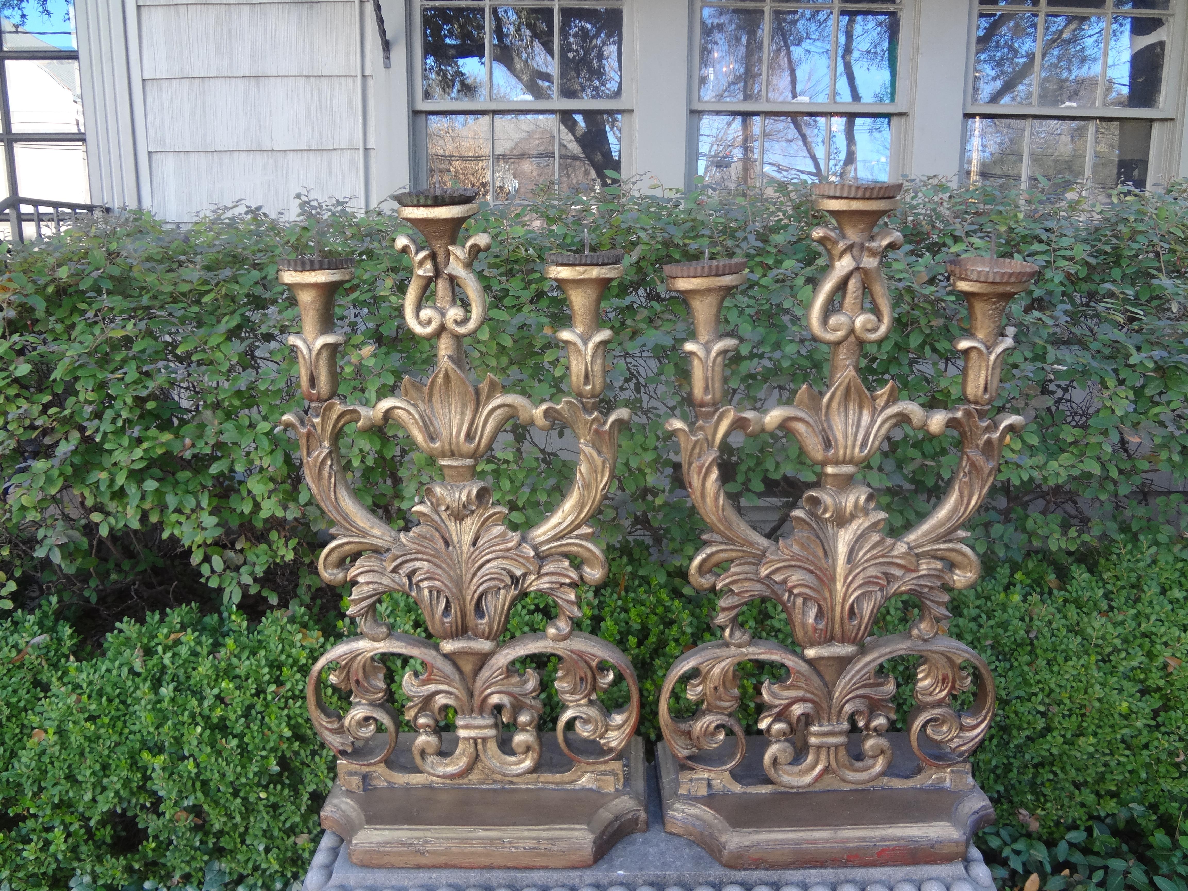 Grande paire de candélabres d'autel baroques italiens du 18ème siècle en bois doré en vente 2