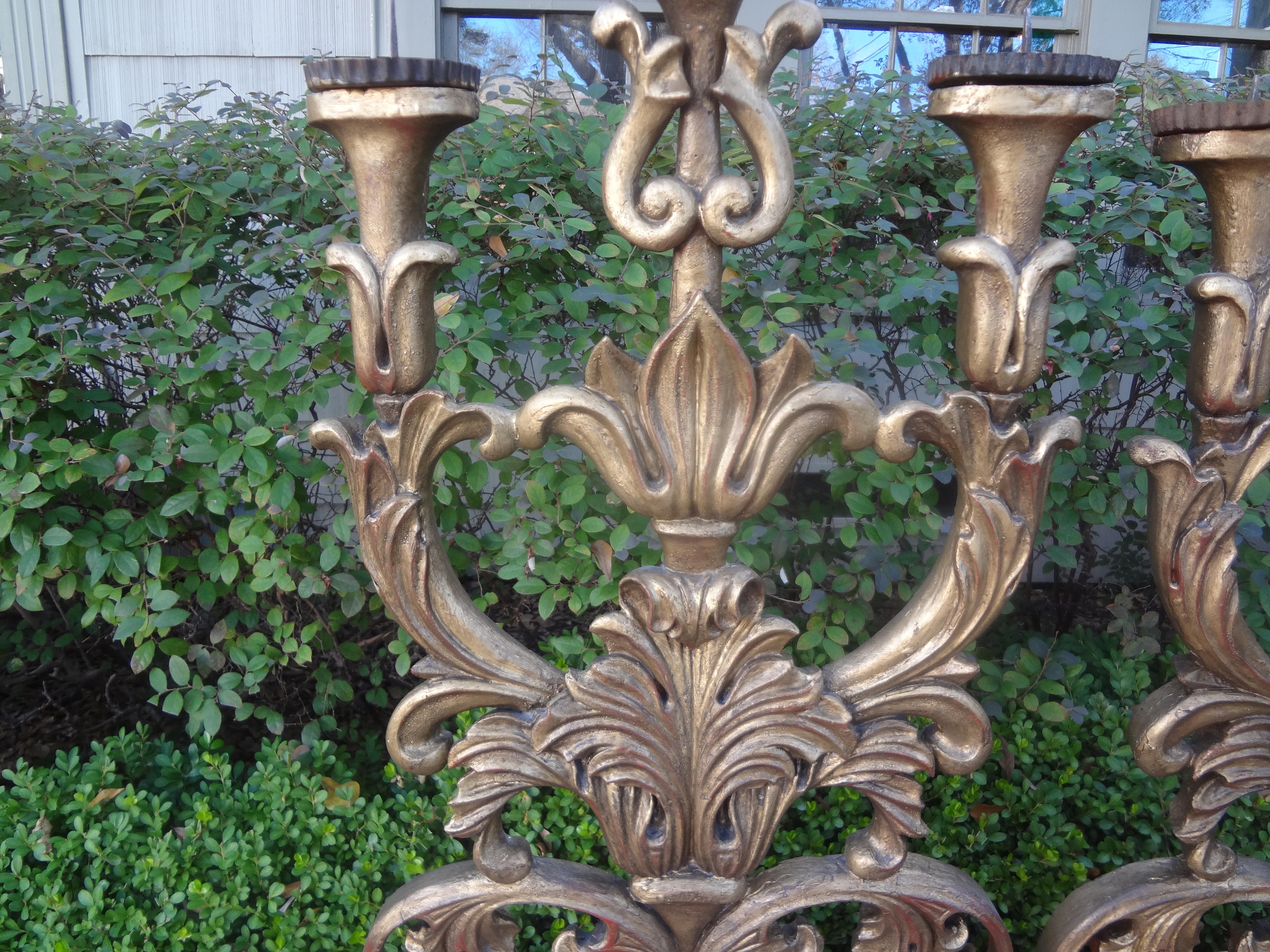 Grande paire de candélabres d'autel baroques italiens du 18ème siècle en bois doré en vente 3