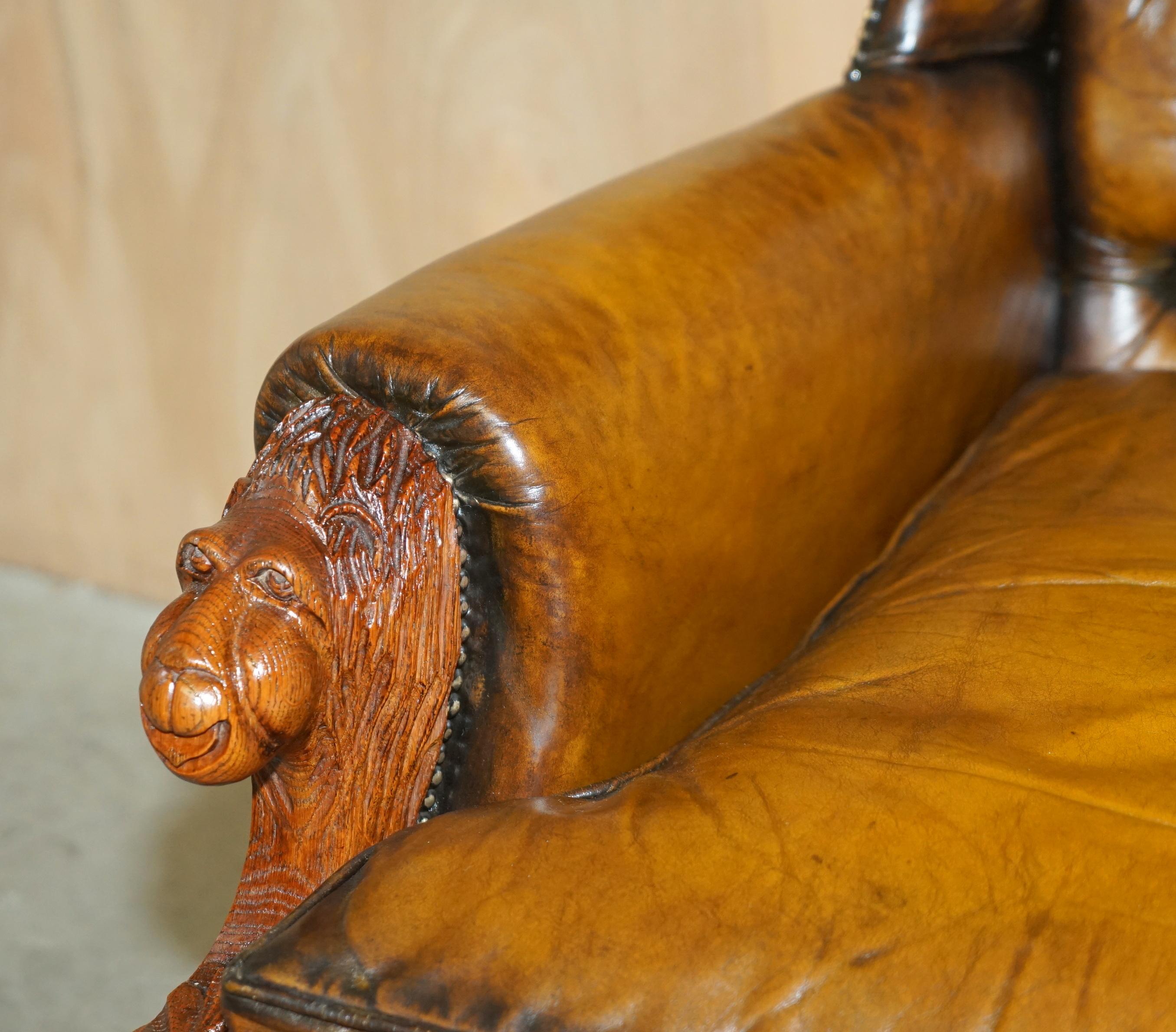Énorme paire d'armoiries antiques en cuir marron de style VICtorian LION sculptées parESTERFIELD en vente 1