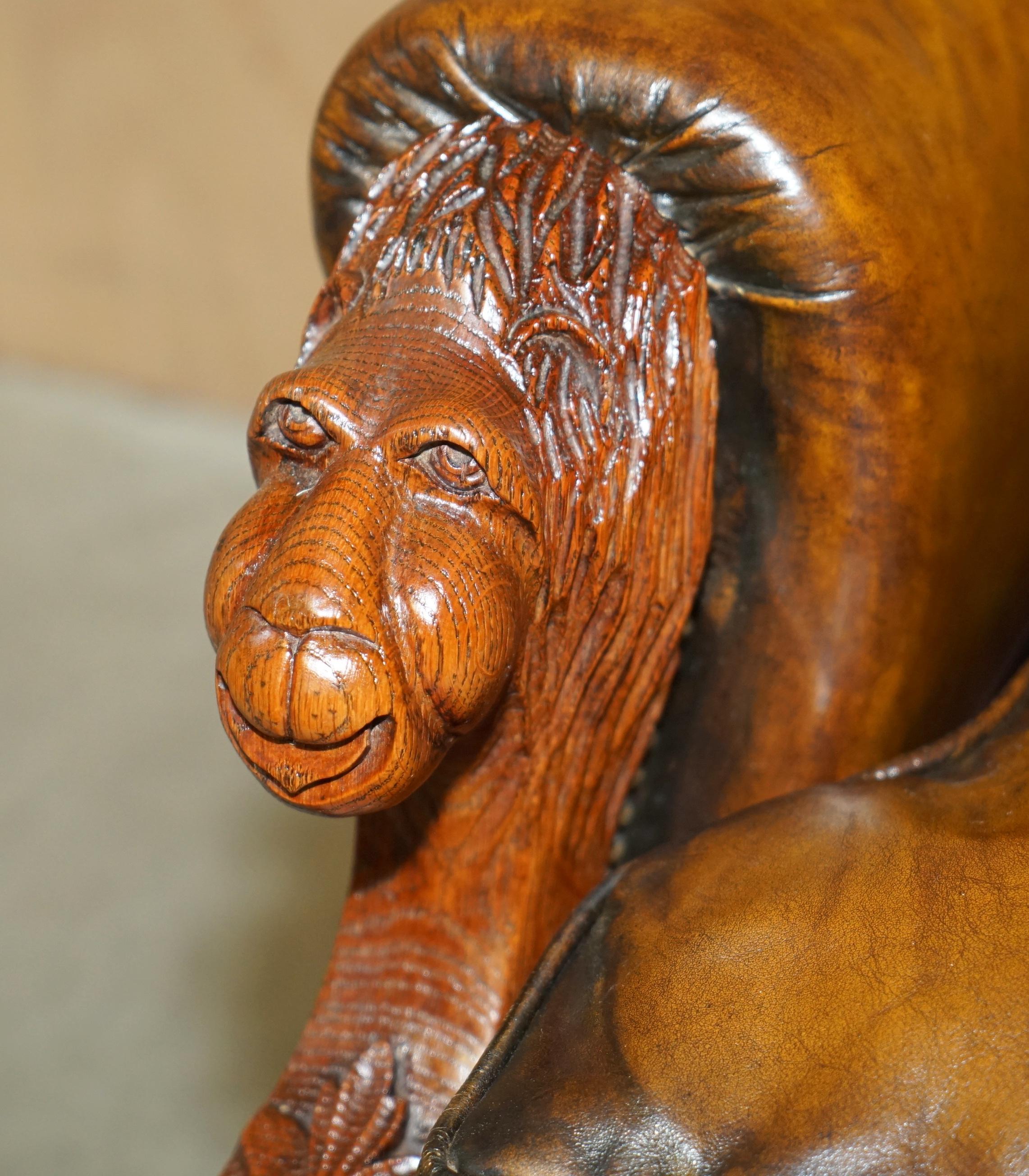 Énorme paire d'armoiries antiques en cuir marron de style VICtorian LION sculptées parESTERFIELD en vente 2