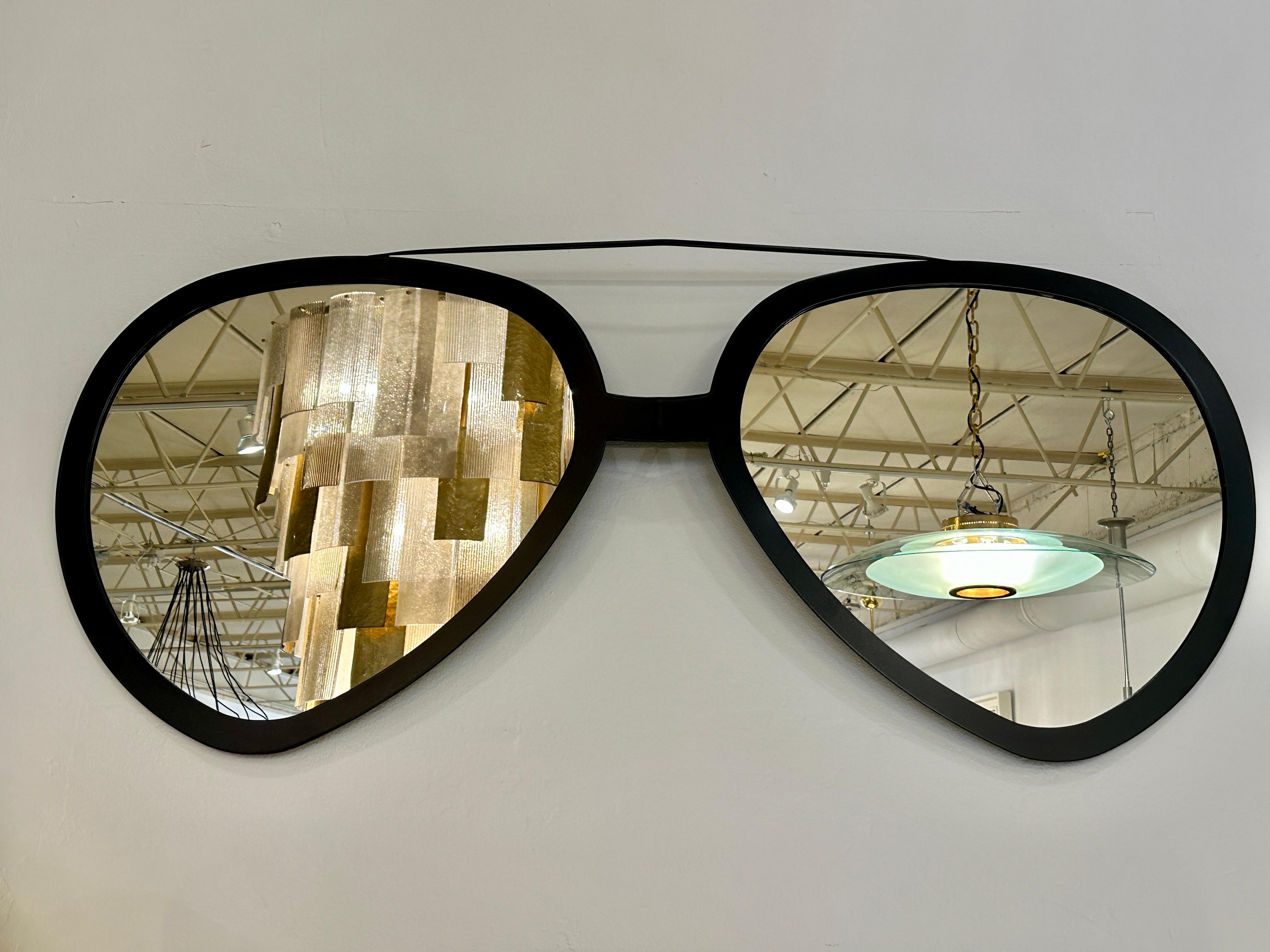 Mid-Century Modern Grande paire de lunettes de soleil aviateur avec miroir dans un cadre noir mat en vente