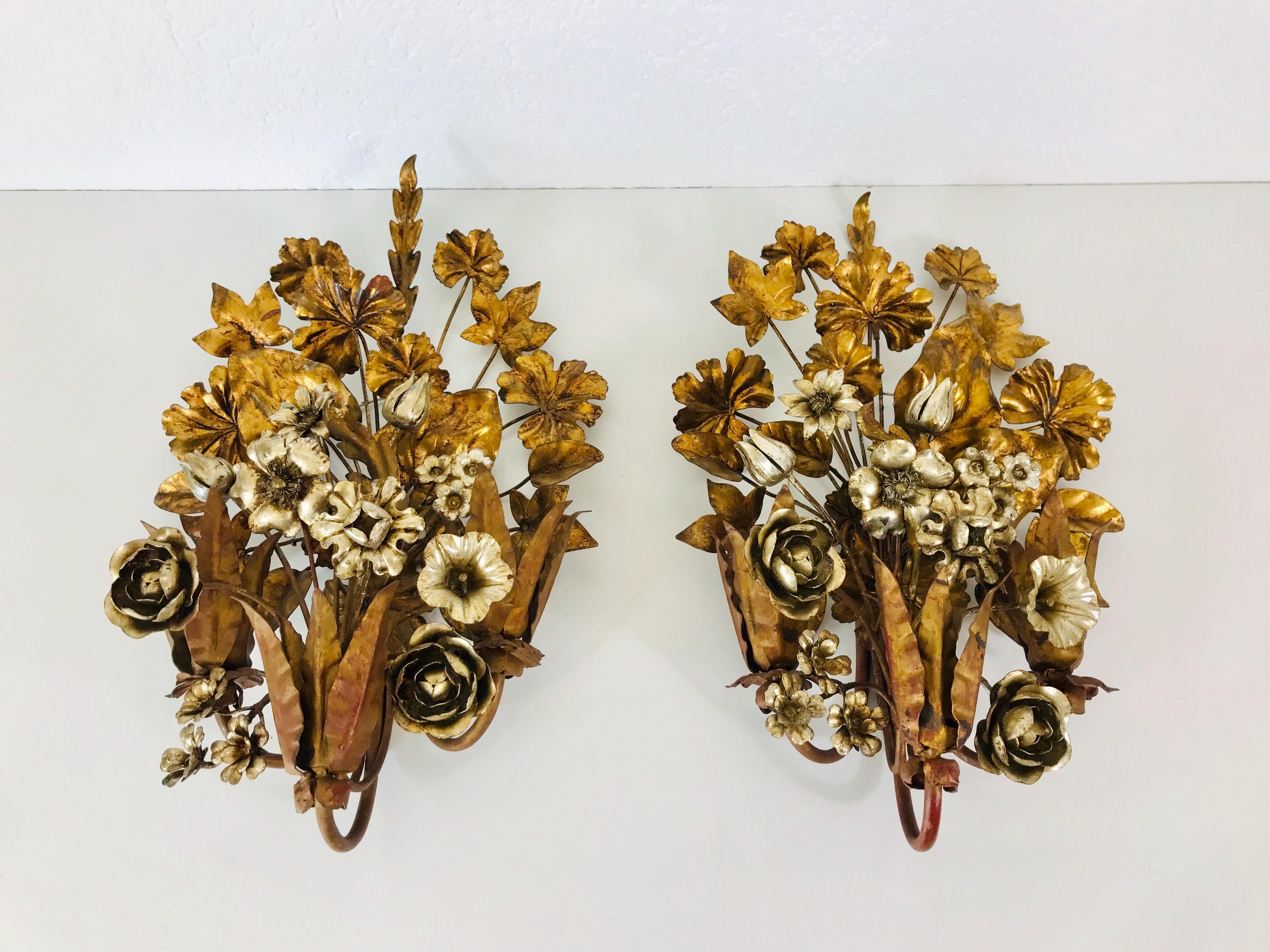 An extraordinary pair of wall lamps by Hans Kögl made in Germany in the 1950s. The lamp has a beautiful flower design. It is made in the period of Hollywood Regency. 

The light requires three E14 light bulbs. Very good vintage condition.

Free