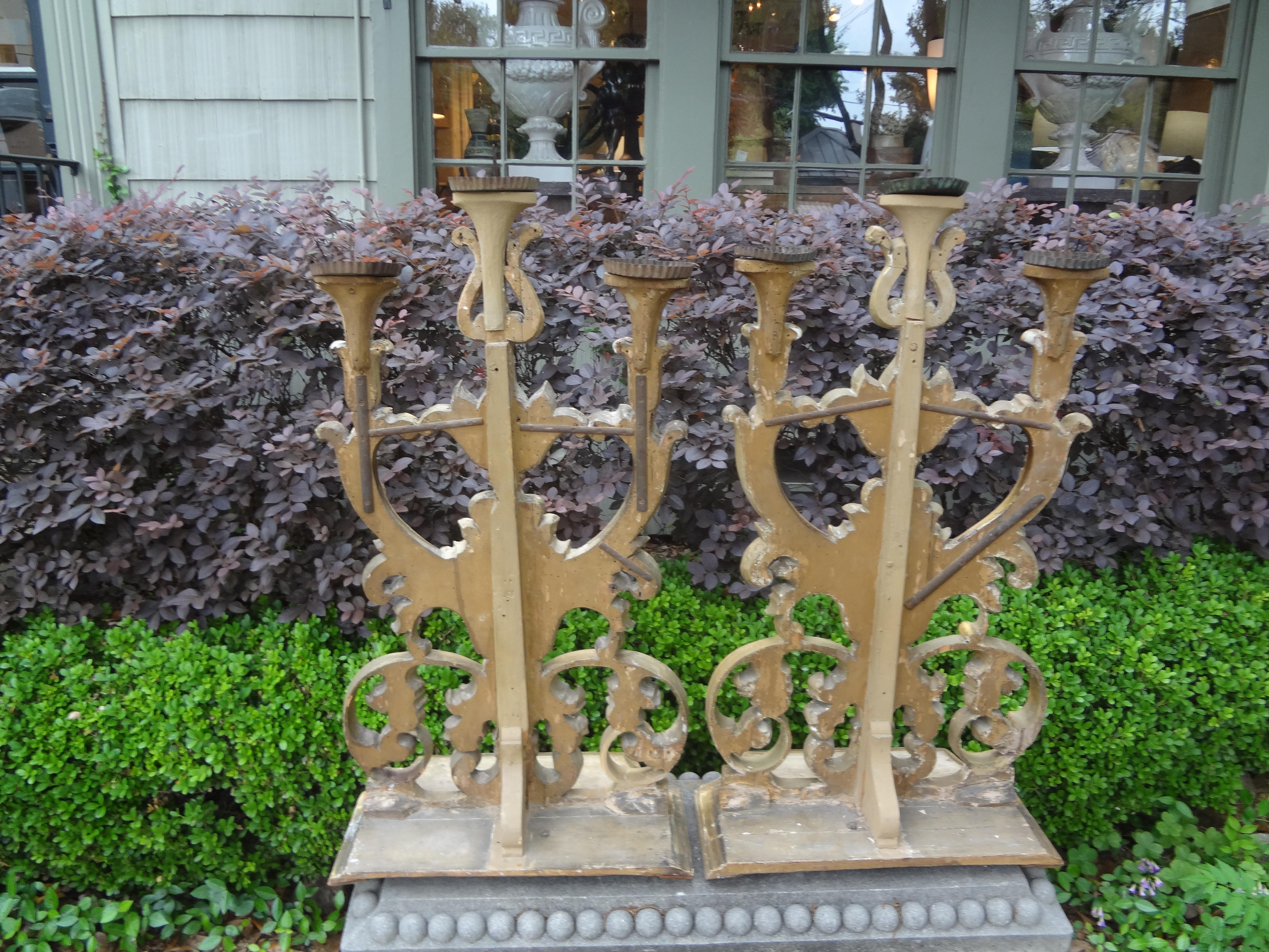 Grande paire de candélabres d'autel baroques italiens du 18ème siècle en bois doré en vente 5