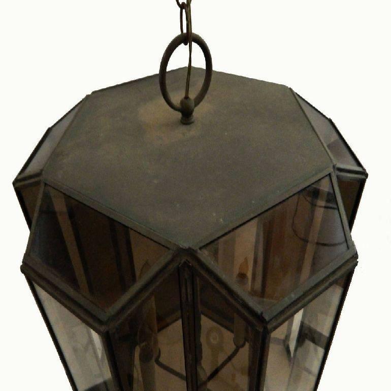 Paire impressionnante de lanternes américaines vintage en laiton avec des panneaux en verre, a six lumières chacune. 
US câblé et en état de marche prend une ampoule de 60 watts max par douille.
 