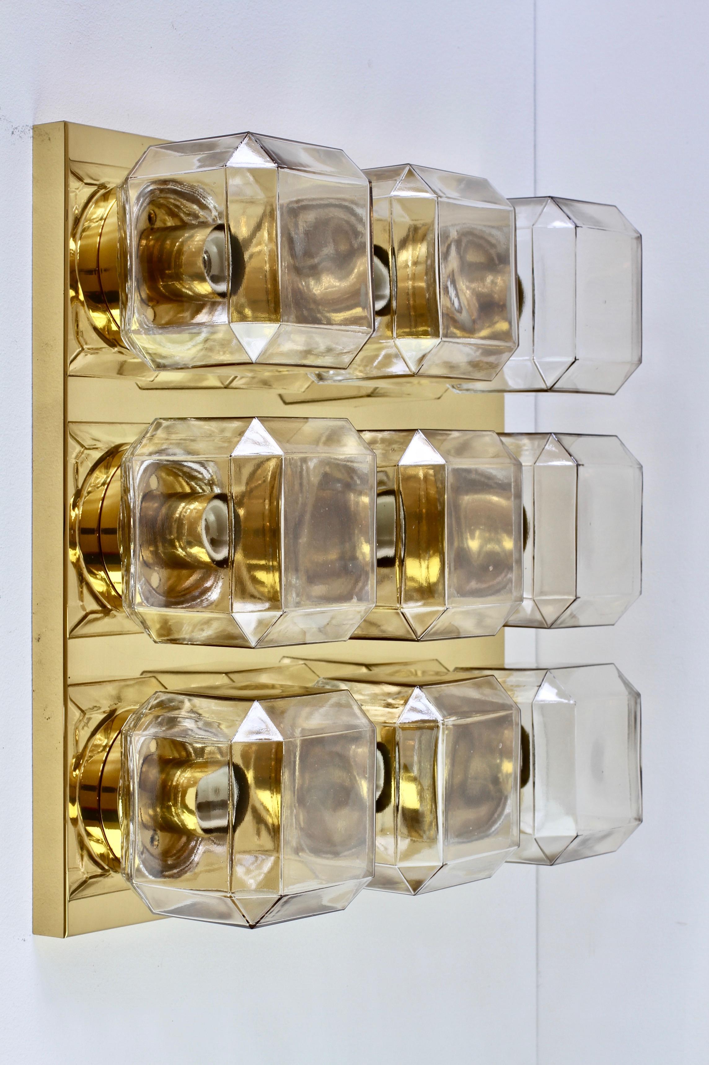 Großes Paar geometrischer Limburger Vintage-Einbaubeleuchtungssessel aus getöntem Champagnerglas und Messing im Angebot 1