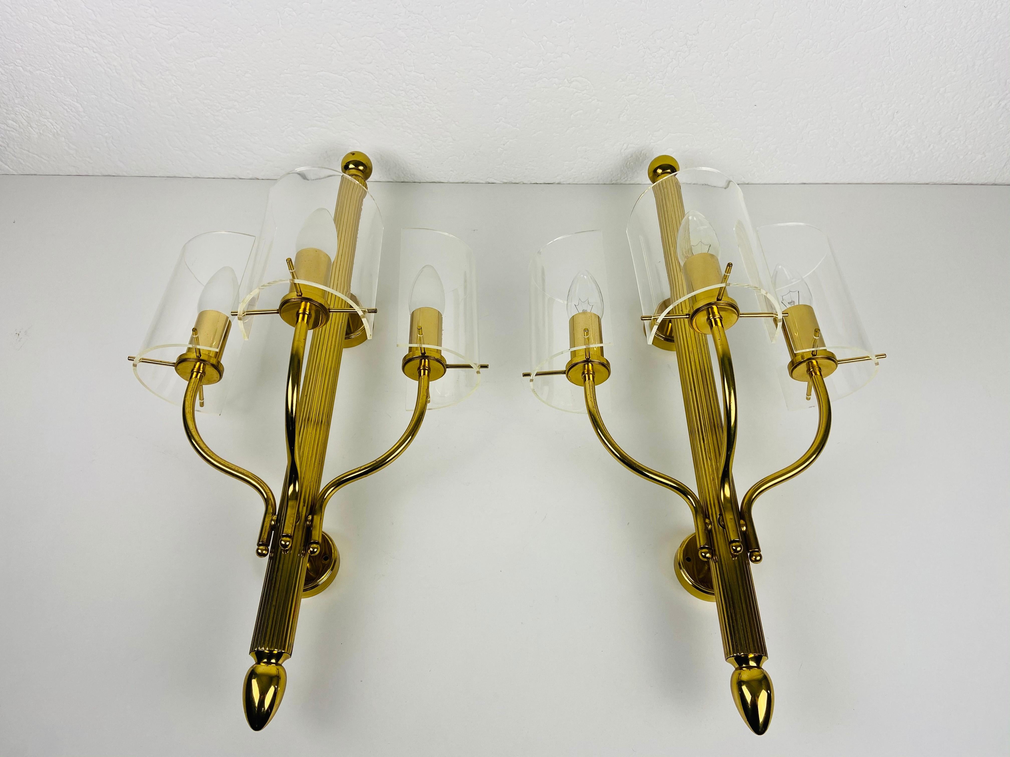 Italian Huge Pair of Mid-Century Modern Brass and Perspex Cinema Wall Lamps, 1950s For Sale