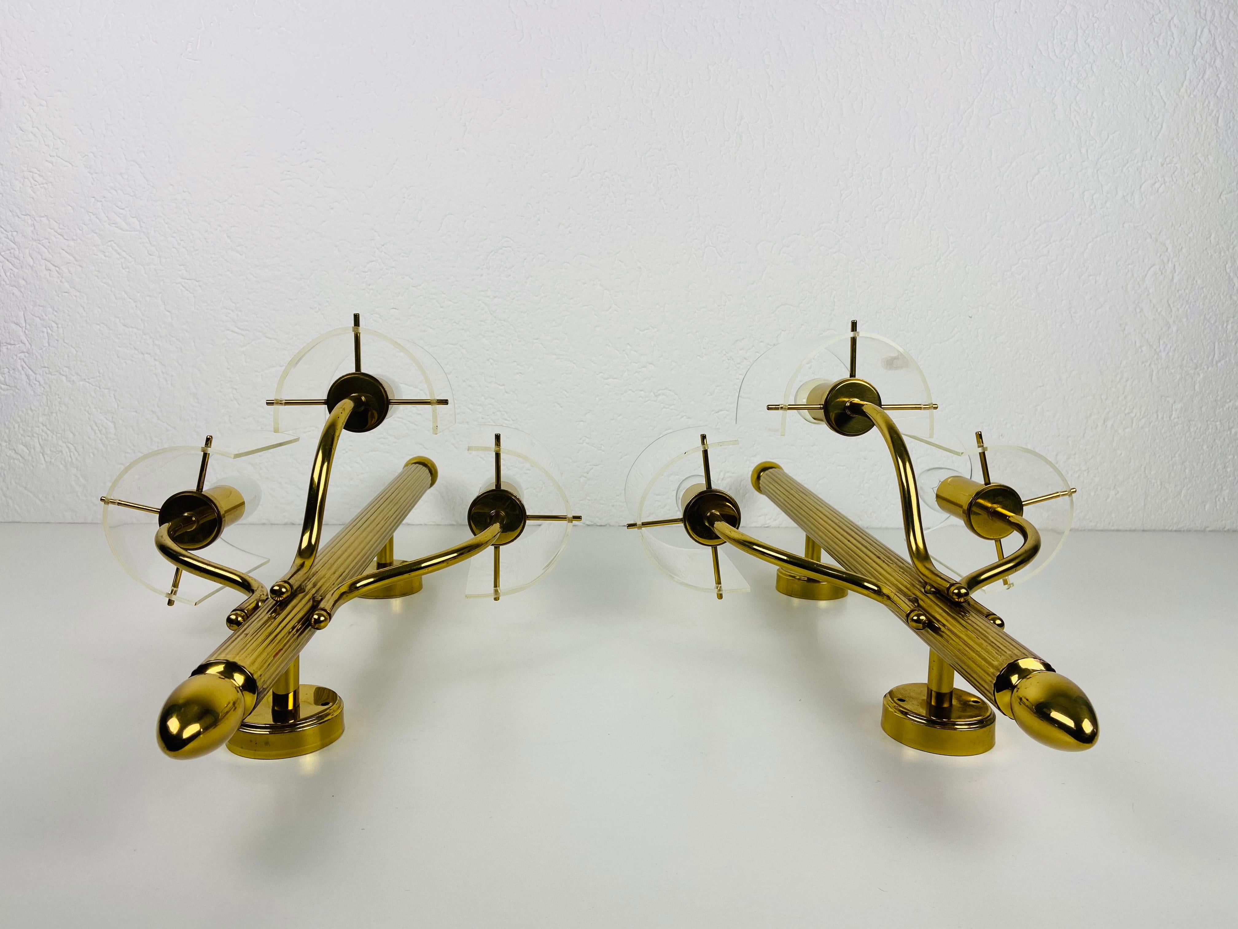 Huge Pair of Mid-Century Modern Brass and Perspex Cinema Wall Lamps, 1950s In Good Condition For Sale In Hagenbach, DE