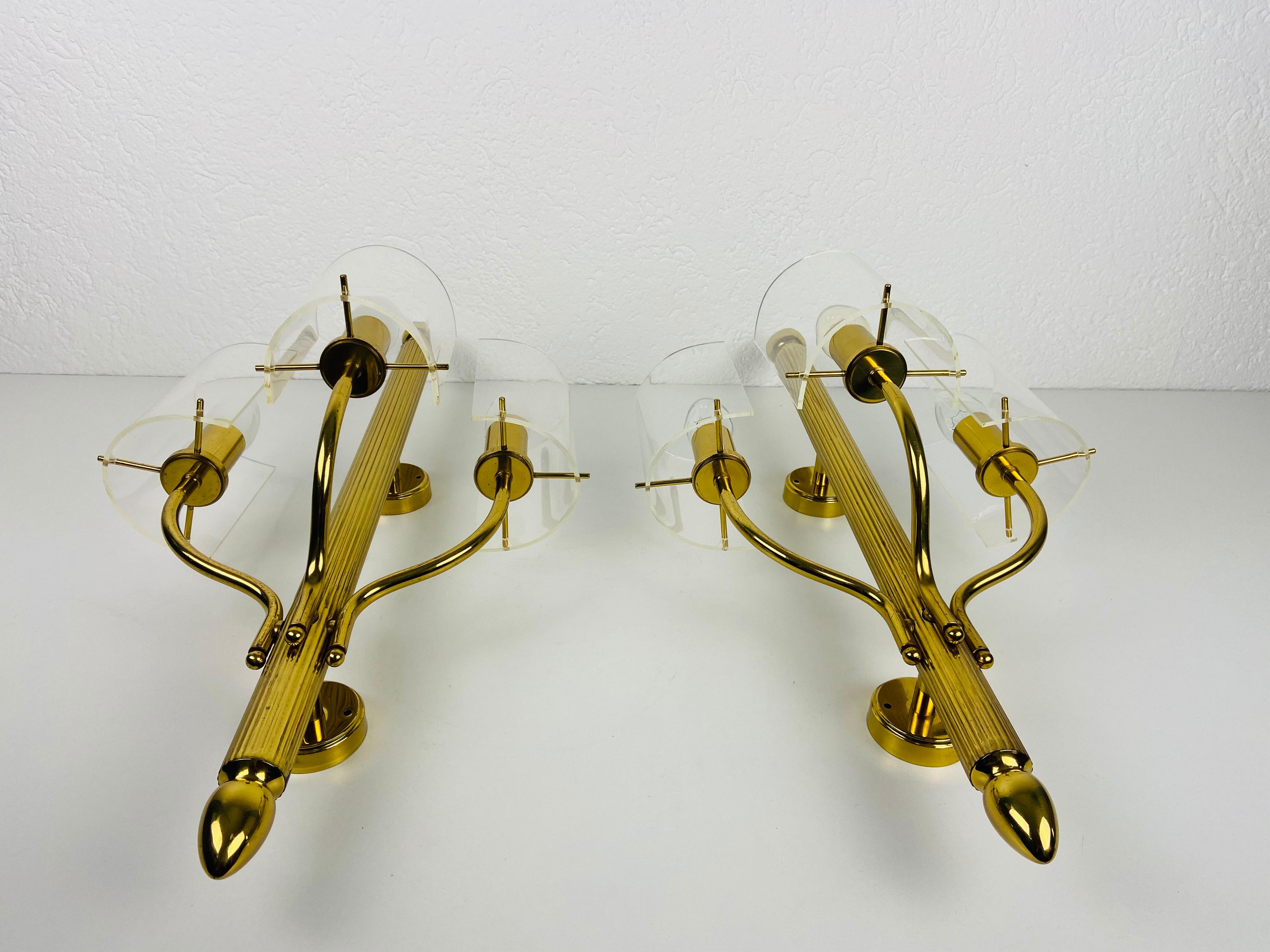 Huge Pair of Mid-Century Modern Brass and Perspex Cinema Wall Lamps, 1950s For Sale 1
