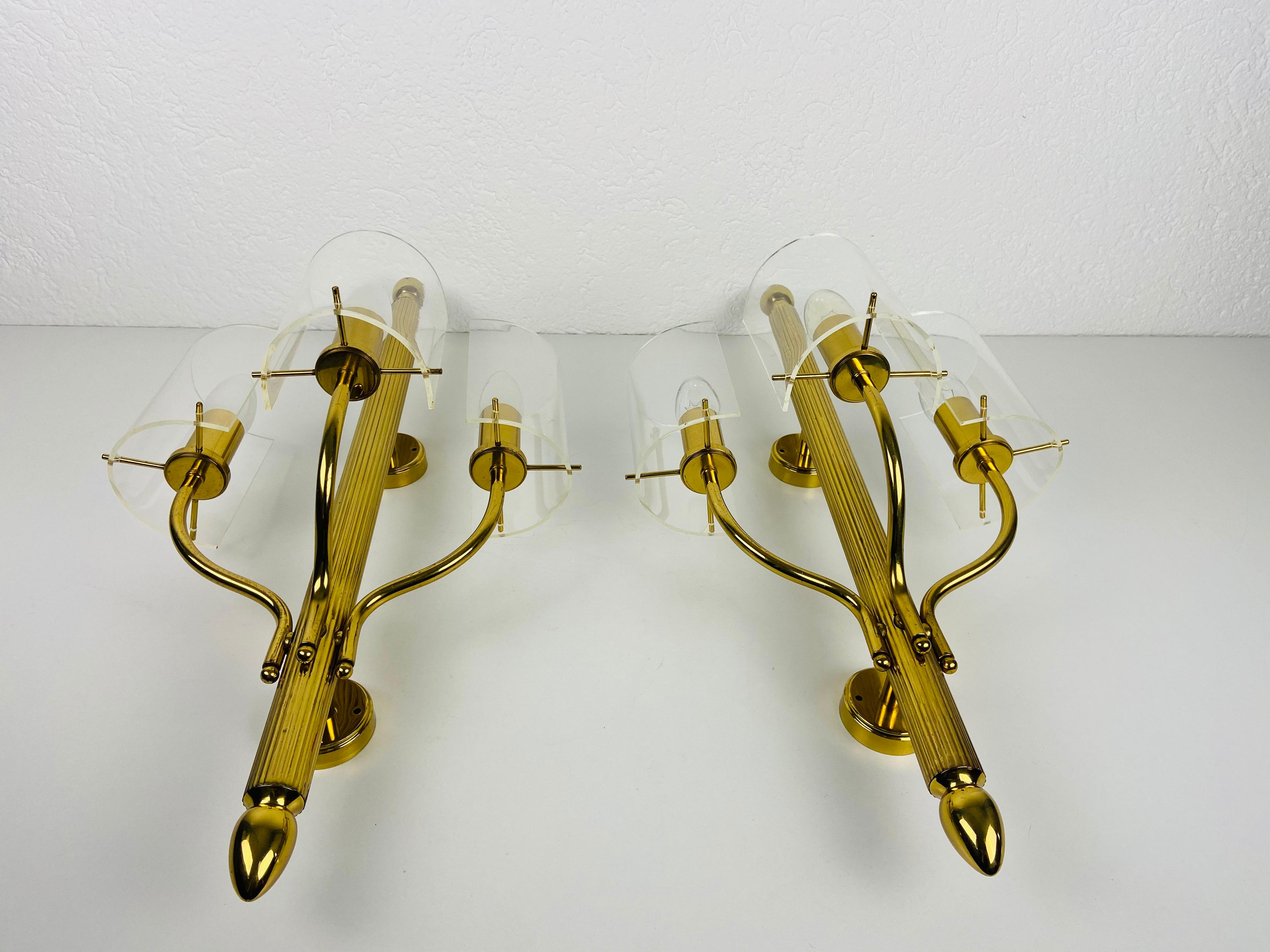 Huge Pair of Mid-Century Modern Brass and Perspex Cinema Wall Lamps, 1950s For Sale 2