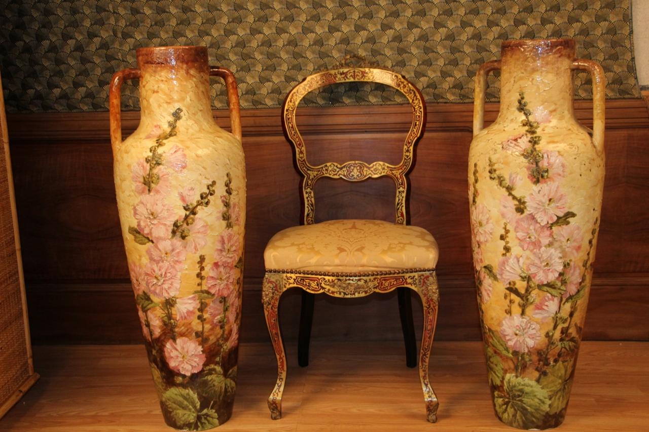 paire de grands vases Amphora avec deux anses en céramique à décor émaillé de roses trémières sur fond impressionniste signé sous la base noté un éclat repeint sur la base d'une fissure de cuisson sur un col.