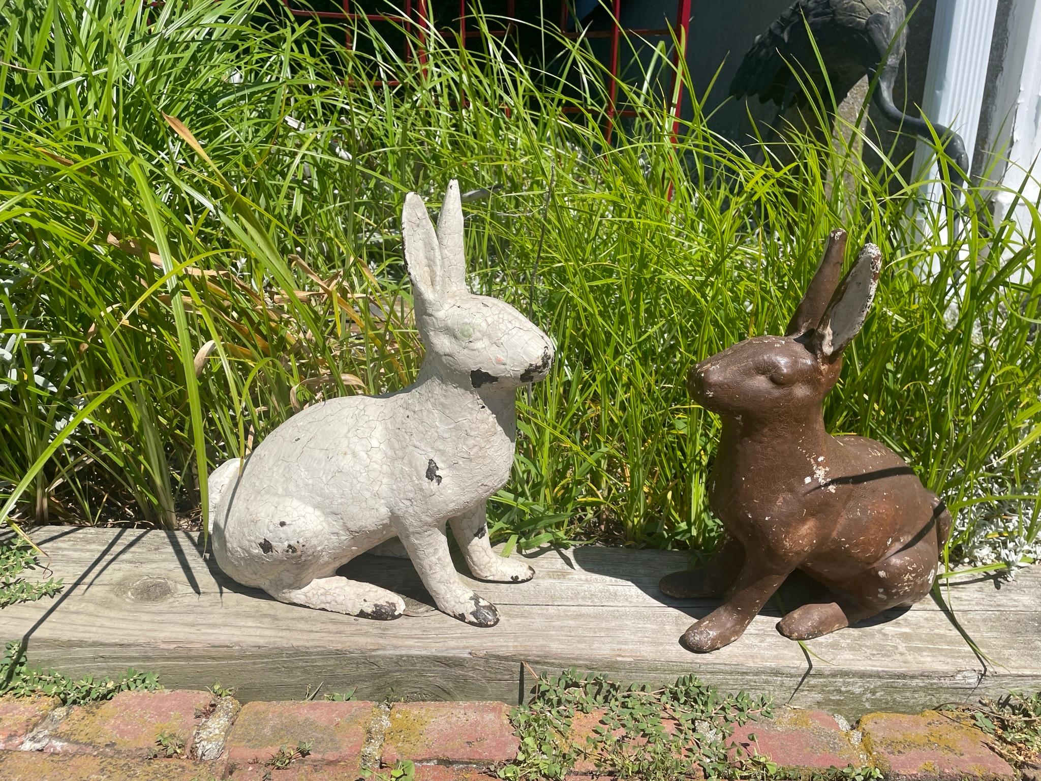 Grande paire de lapins de jardin Usagi vintage en peinture ancienne en vente 7