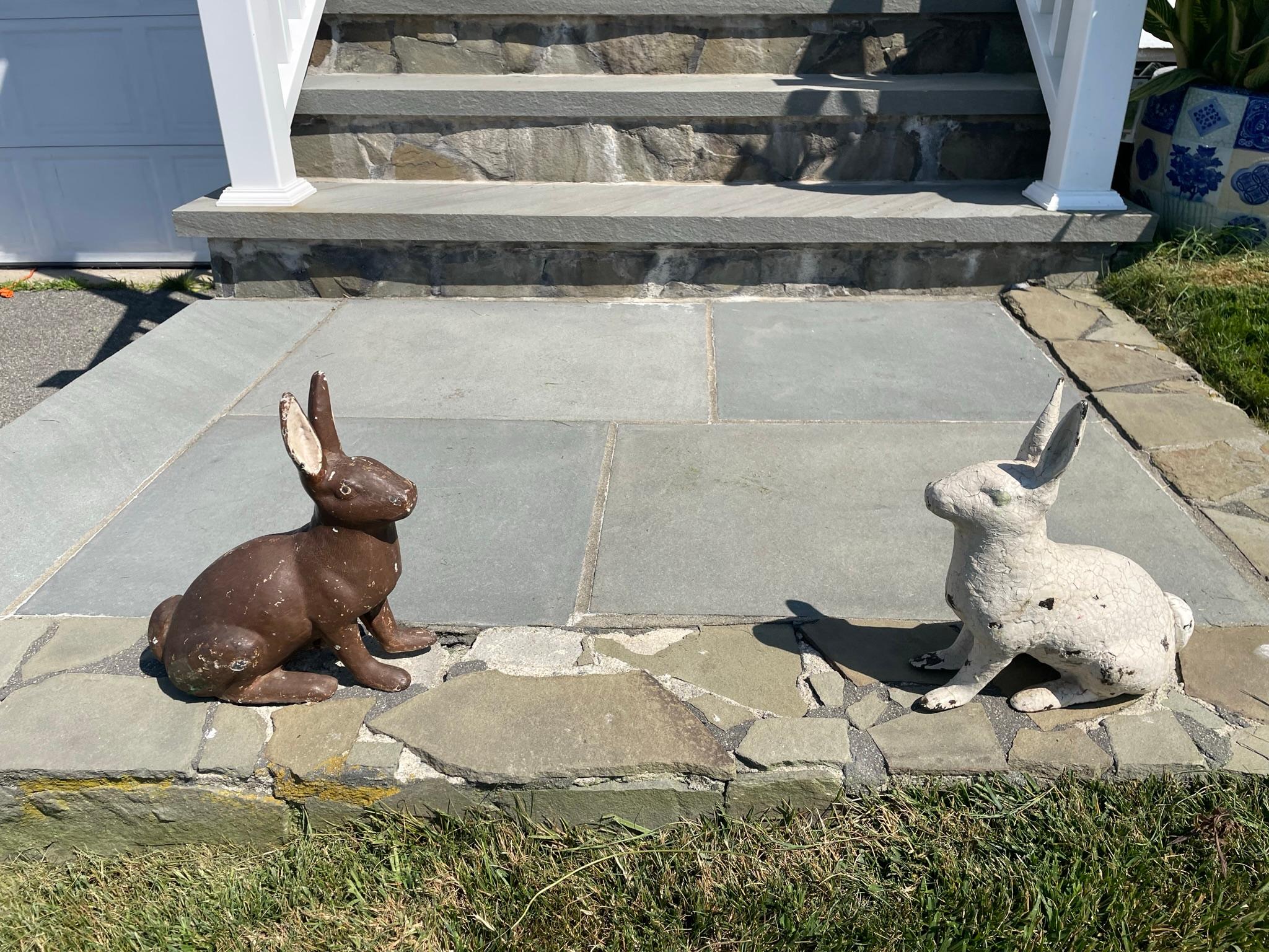 Grande paire de lapins de jardin Usagi vintage en peinture ancienne en vente 8