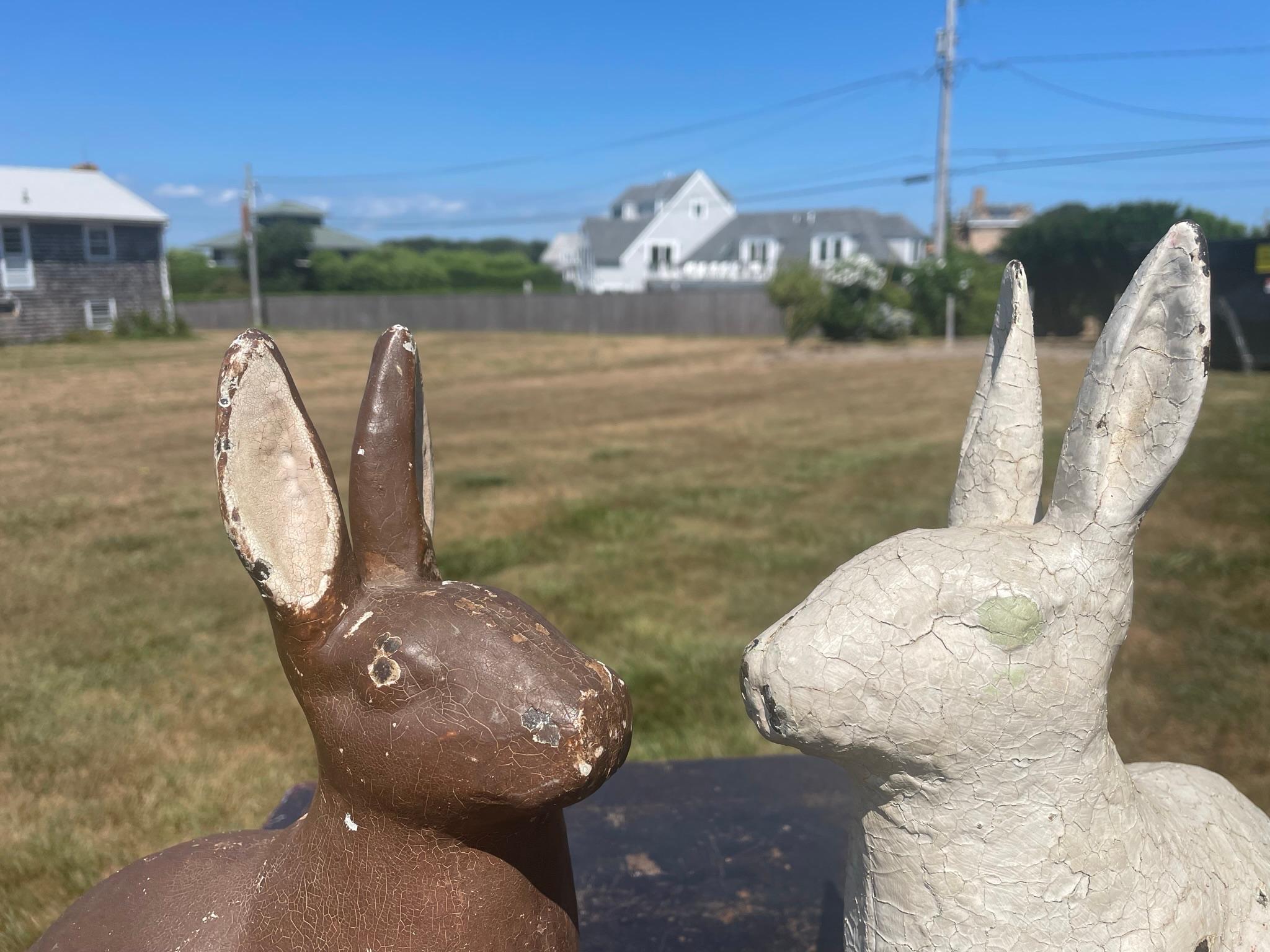 Fait main Grande paire de lapins de jardin Usagi vintage en peinture ancienne en vente