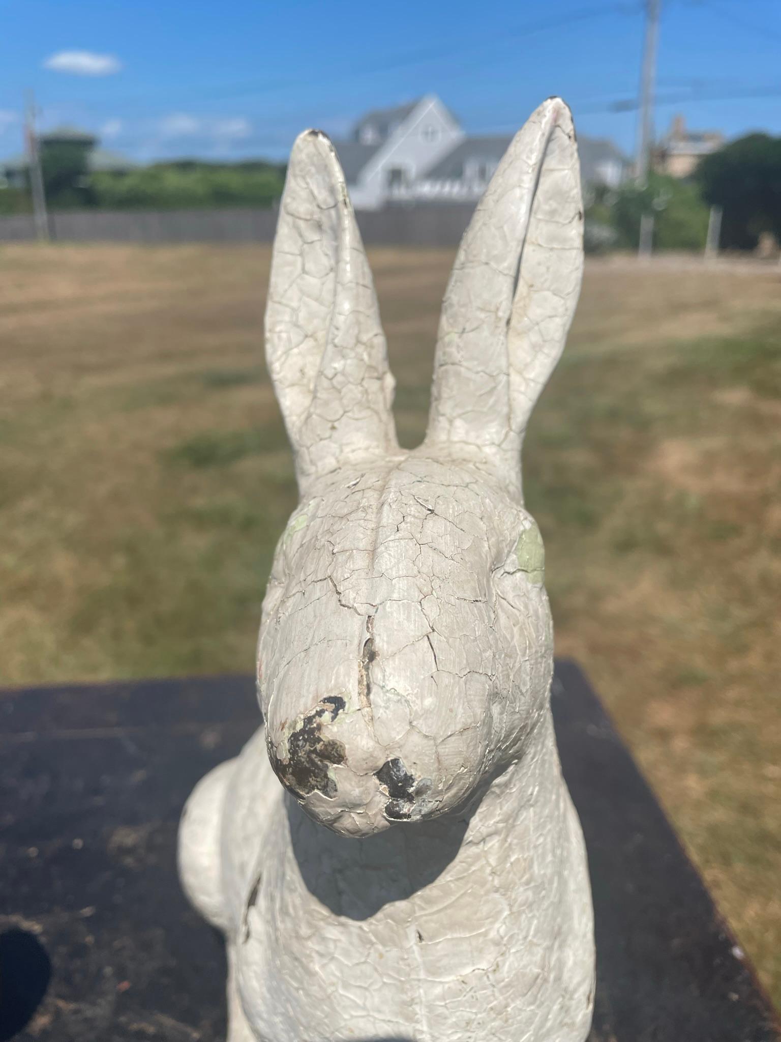 Fer Grande paire de lapins de jardin Usagi vintage en peinture ancienne en vente